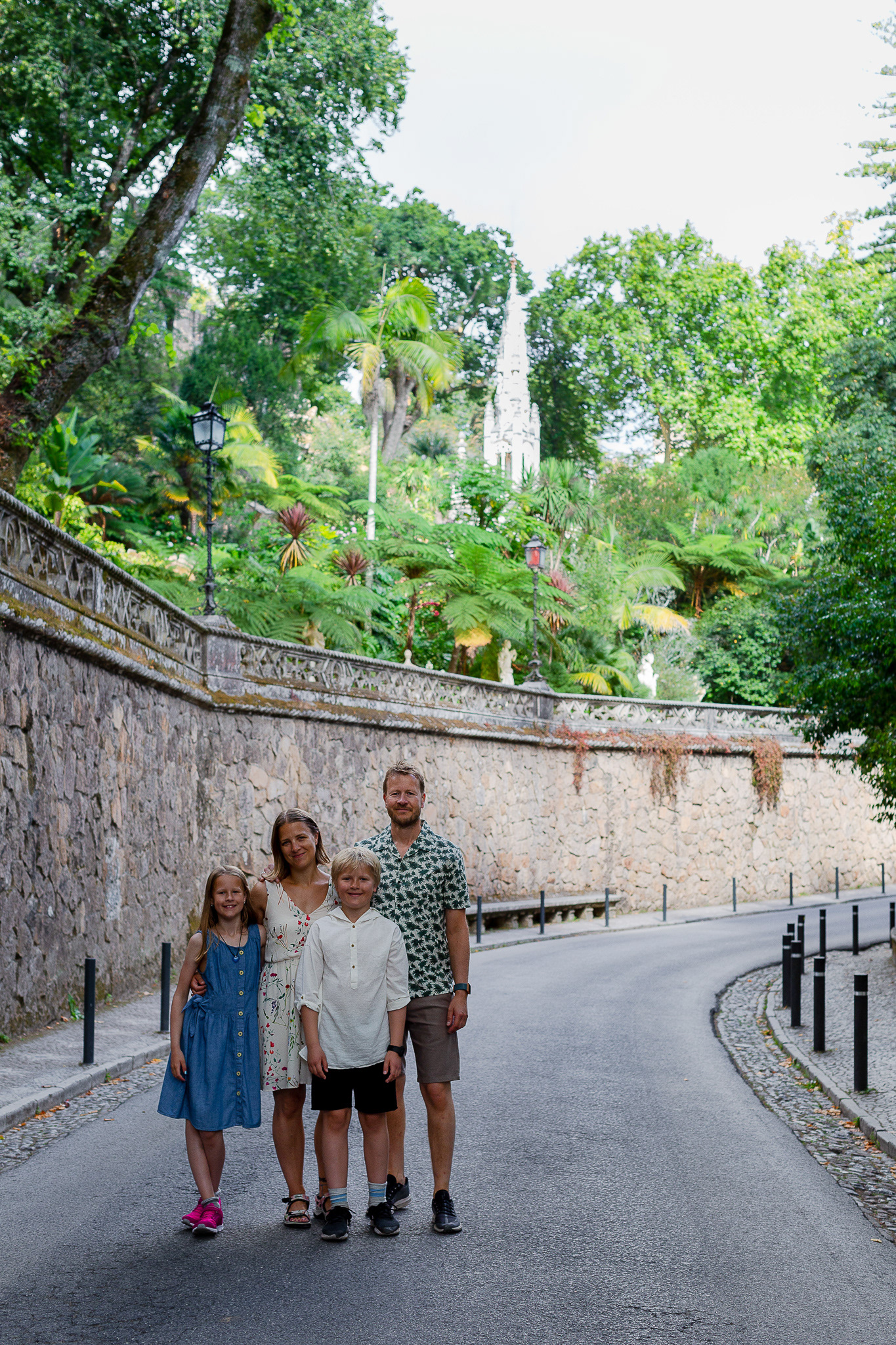 Family travel photo shoot in Sintra