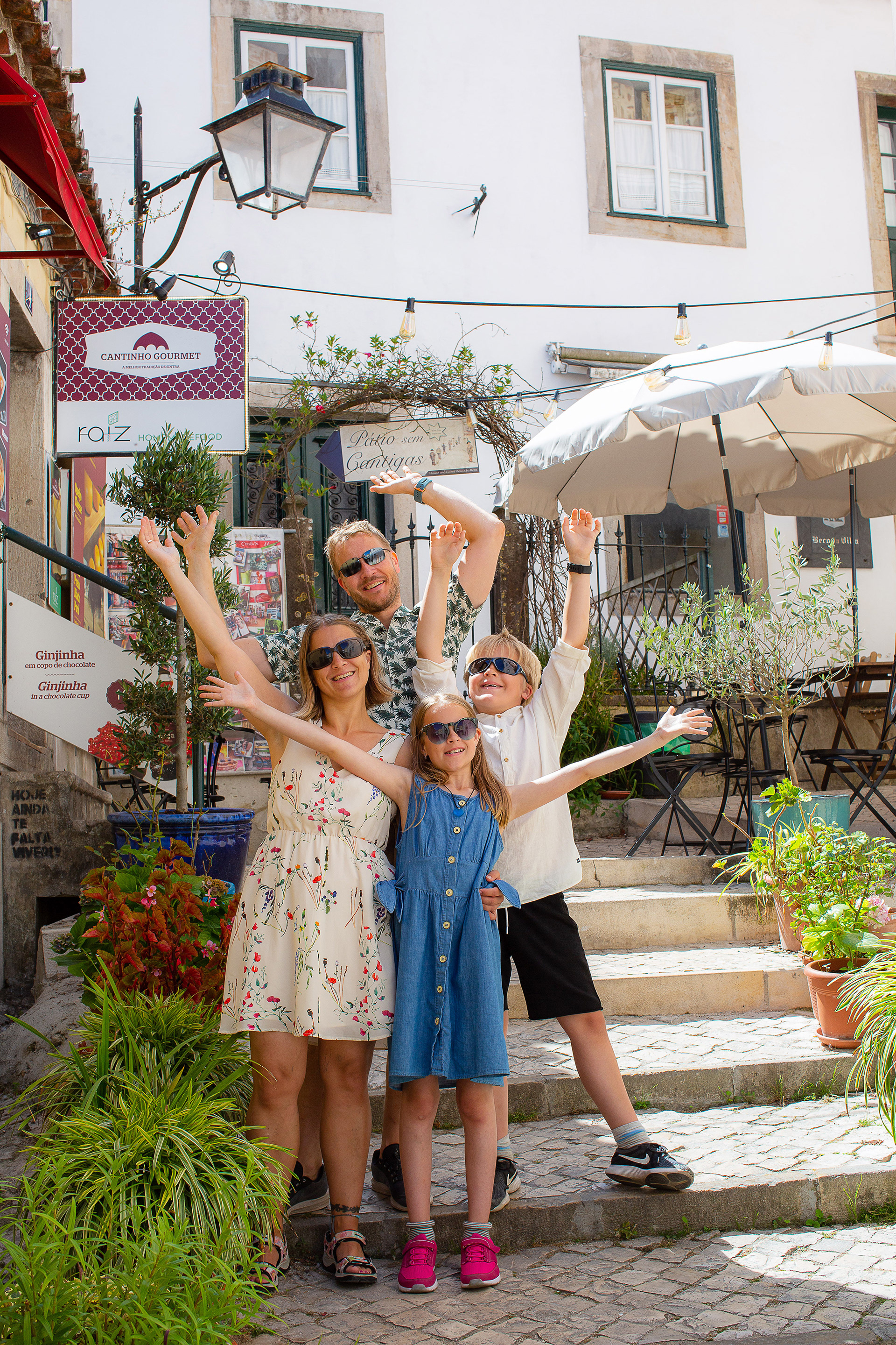 Family travel photo shoot in Sintra