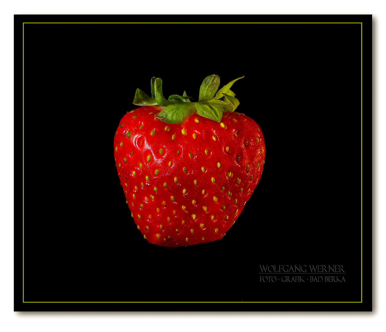 Erdbeere auf schwarzem Grund