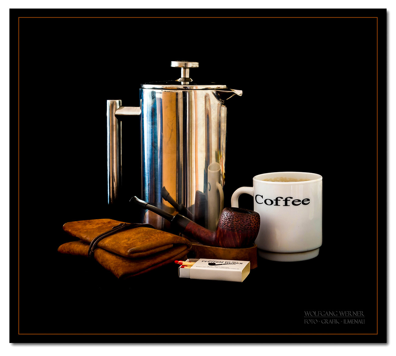 Stillleben mit Pfeife auf schwarzem Grund VIII