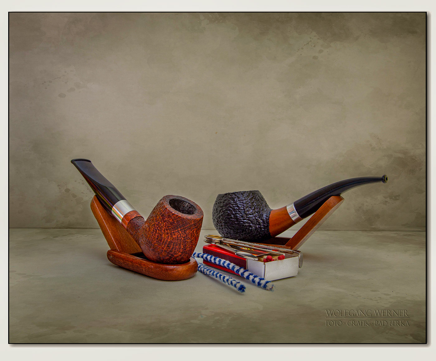 Stillleben mit Pfeifen auf farbigem Grund