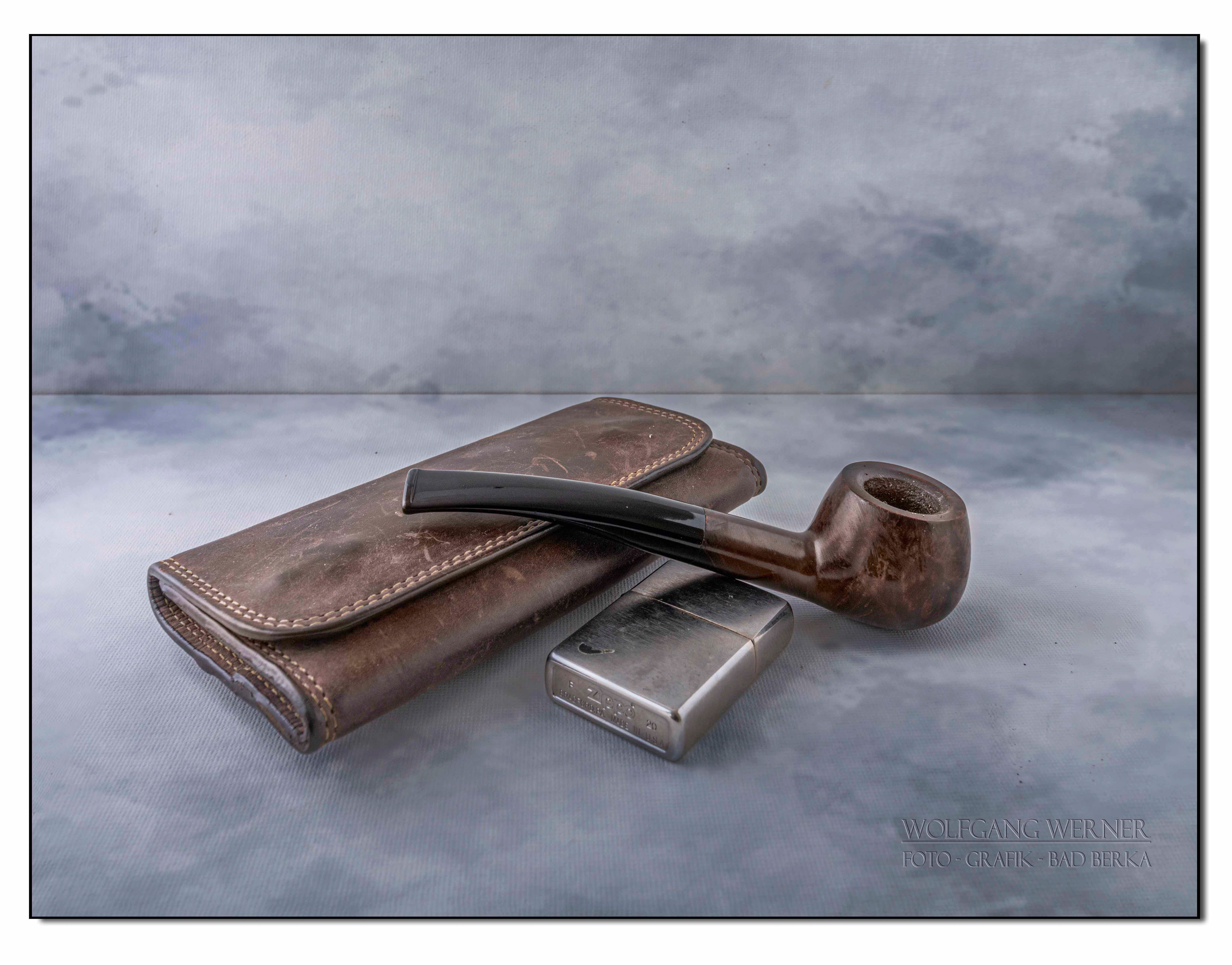 Stillleben mit Pfeife auf farbigem Grund