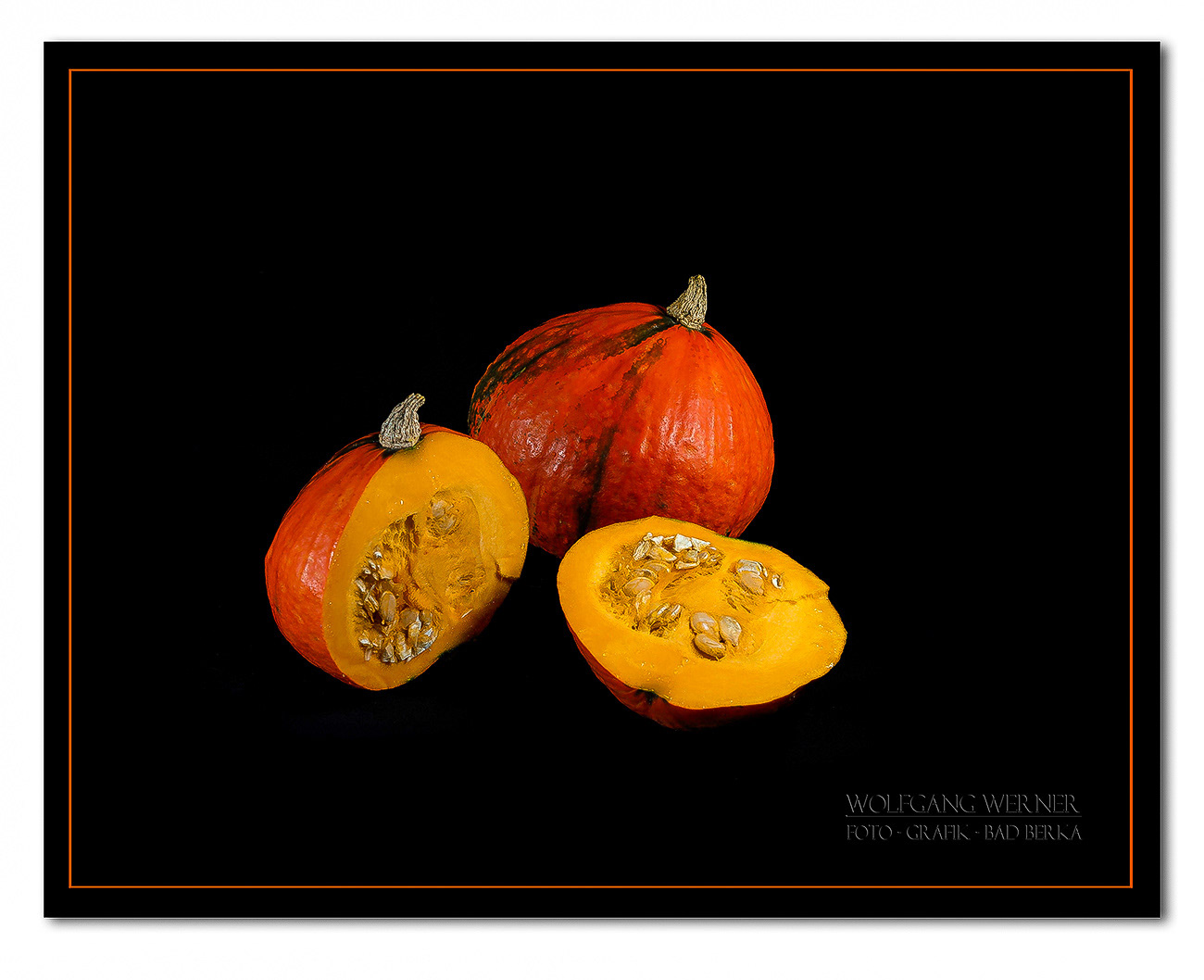 Kürbisse auf schwarzem Grund