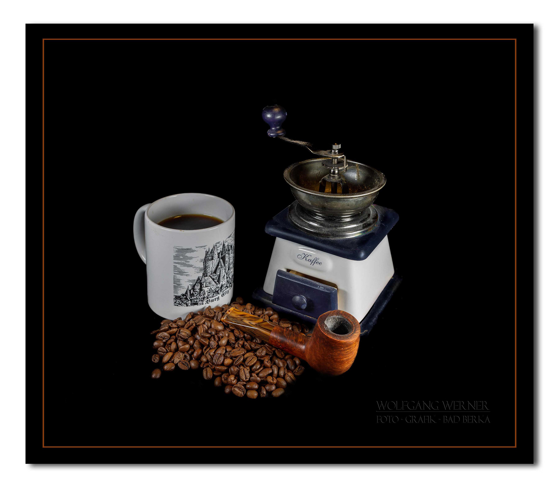 Stillleben mit Pfeife auf schwarzem Grund V