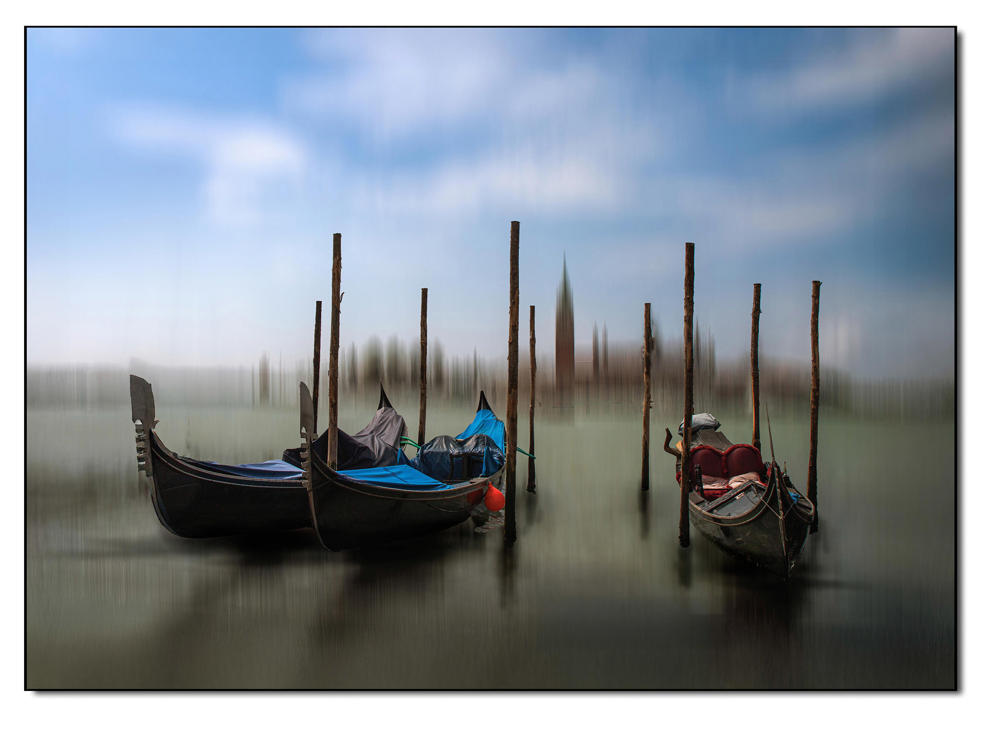 Venedig, Gondeln mit Blick zur San Giorgio Maggiore im Adamski Effekt