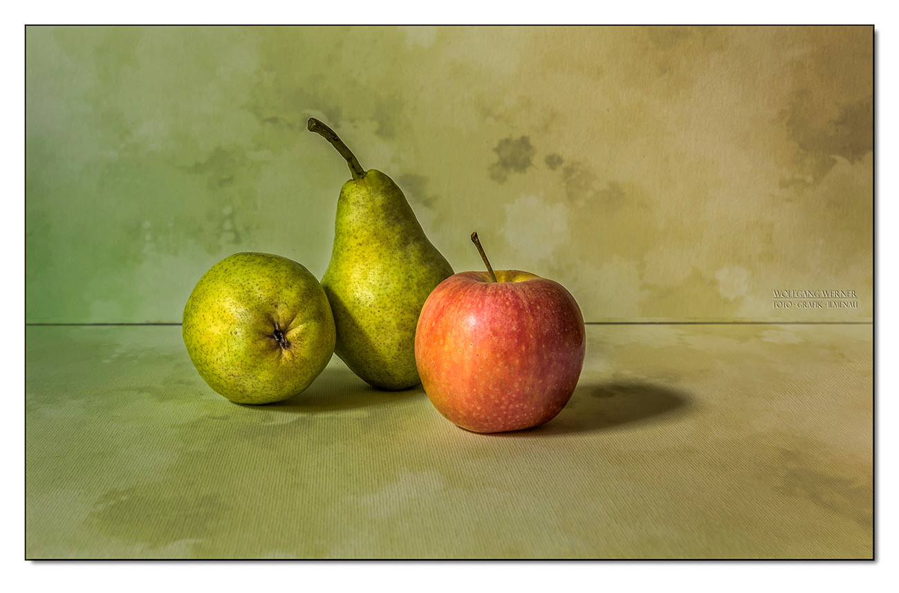 Apfel und Birnen auf farbigem Grund