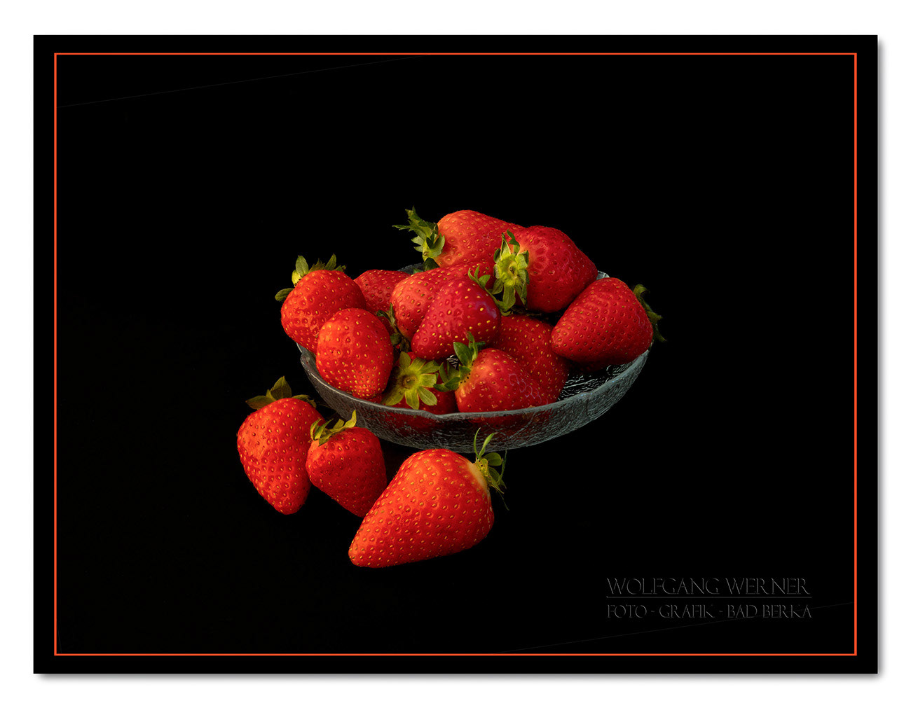 Schale mit Erdbeeren auf schwarzem Grund