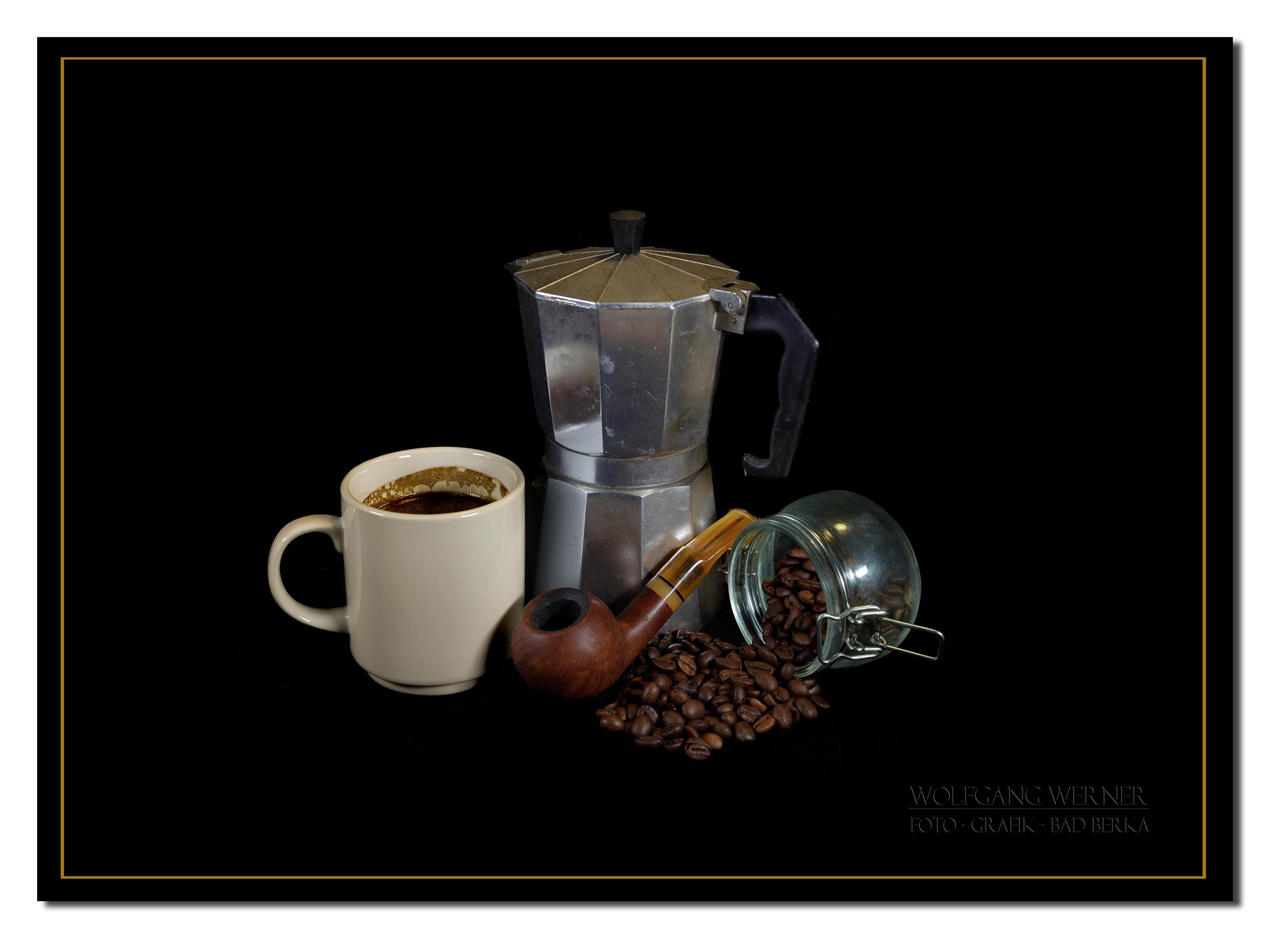 Stillleben mit Pfeife auf schwarzem Grund III