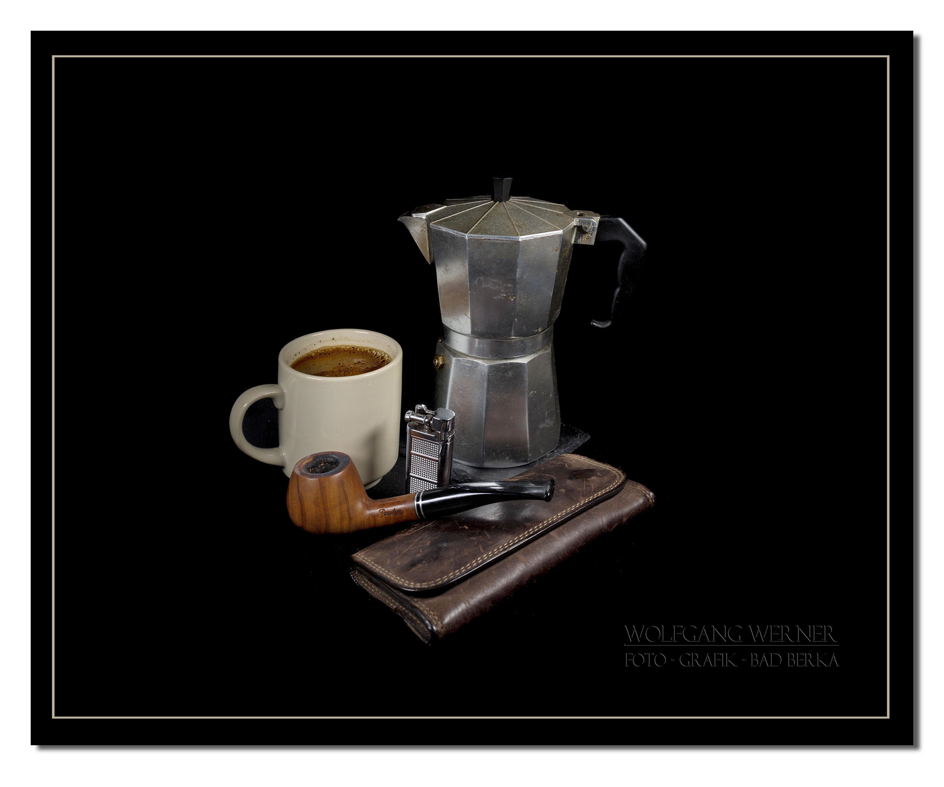 Stillleben mit Pfeife auf schwarzem Grund IV