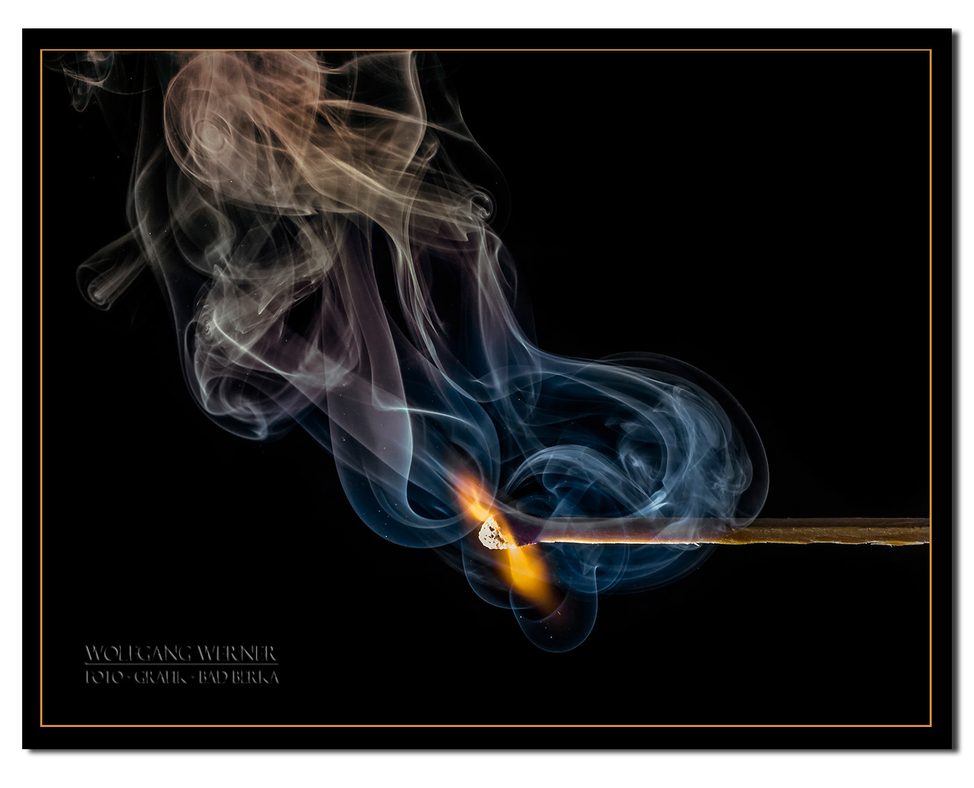 Steichholz auf schwarzem Grund 