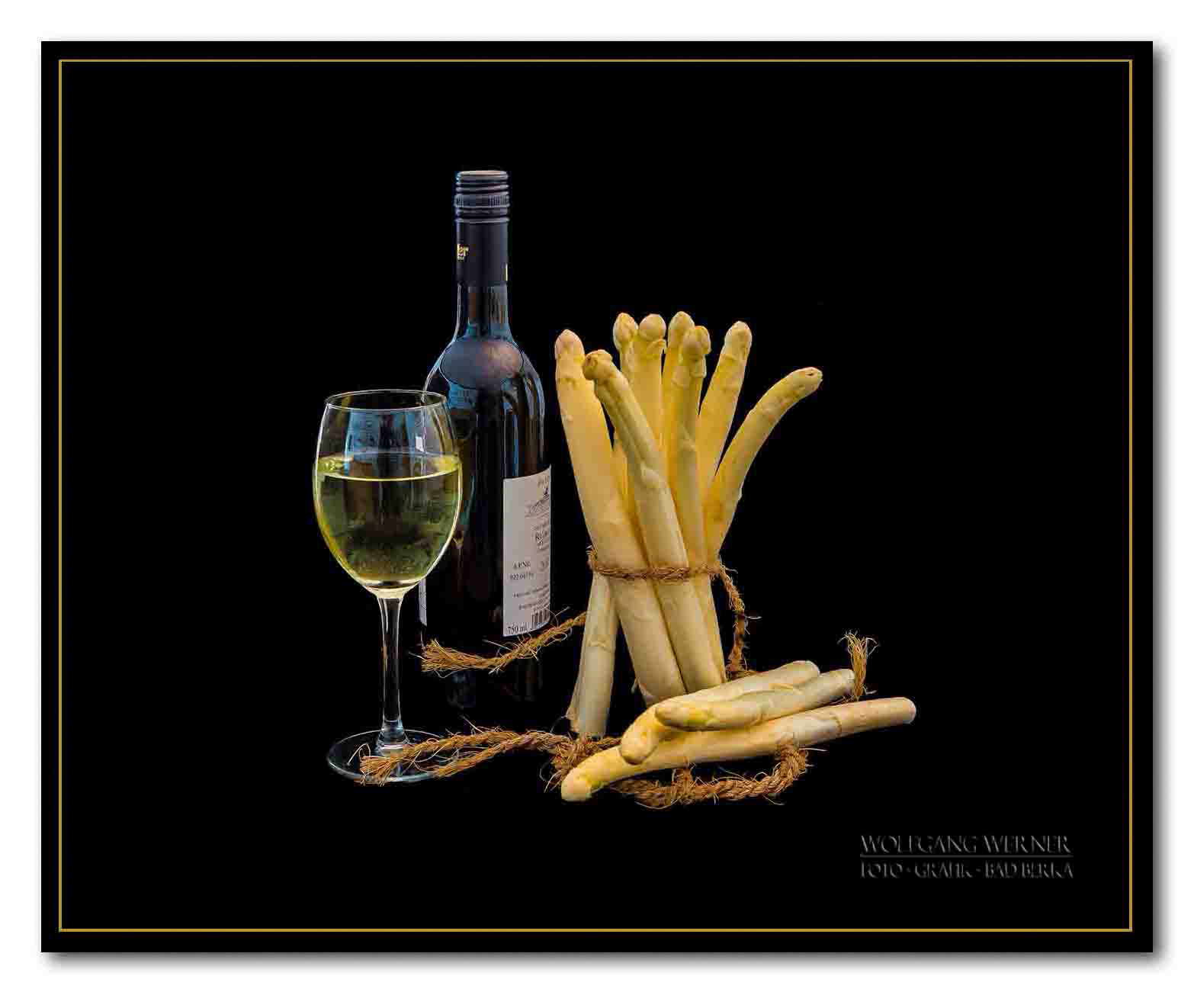Spargel und Wein auf schwarzem Grund