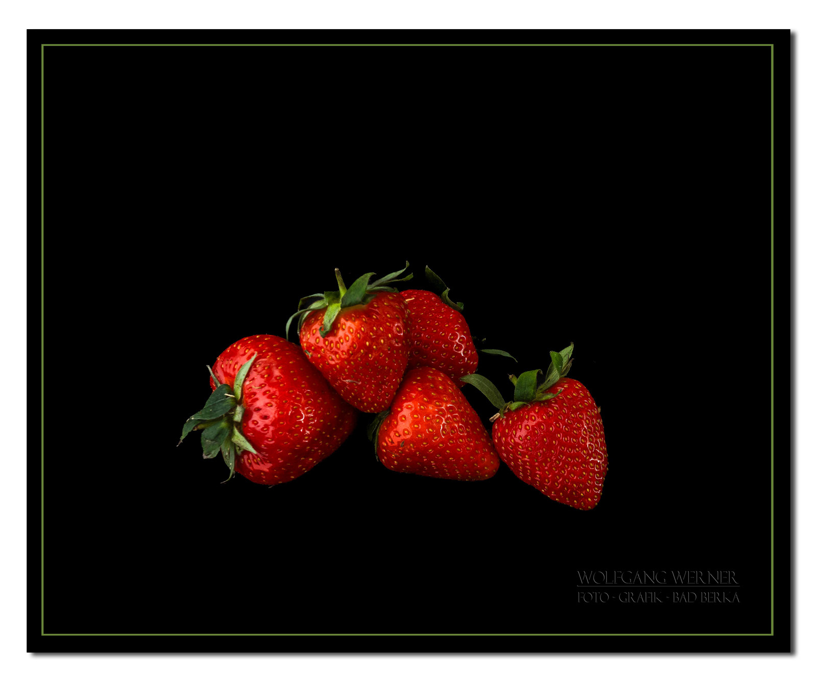 Erdbeeren auf schwarzem Grund