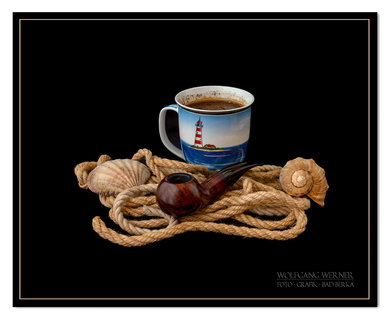 Stillleben mit Pfeife auf schwarzem Grund  IX