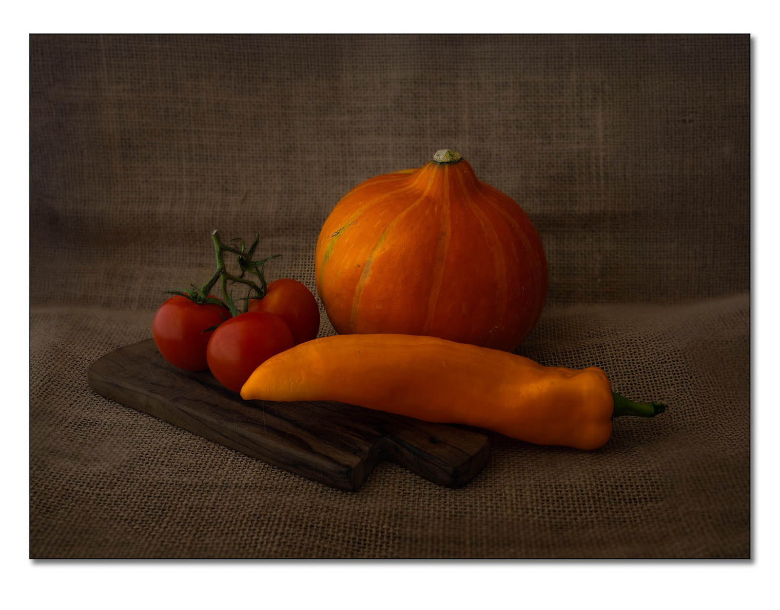 Stillleben mit Tomaten, Paprika und Hokkaido
