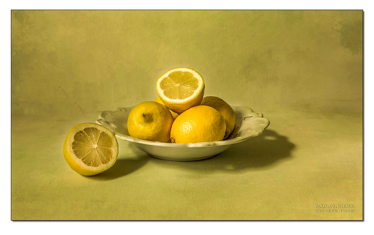 Zitronen auf farbigem Grund