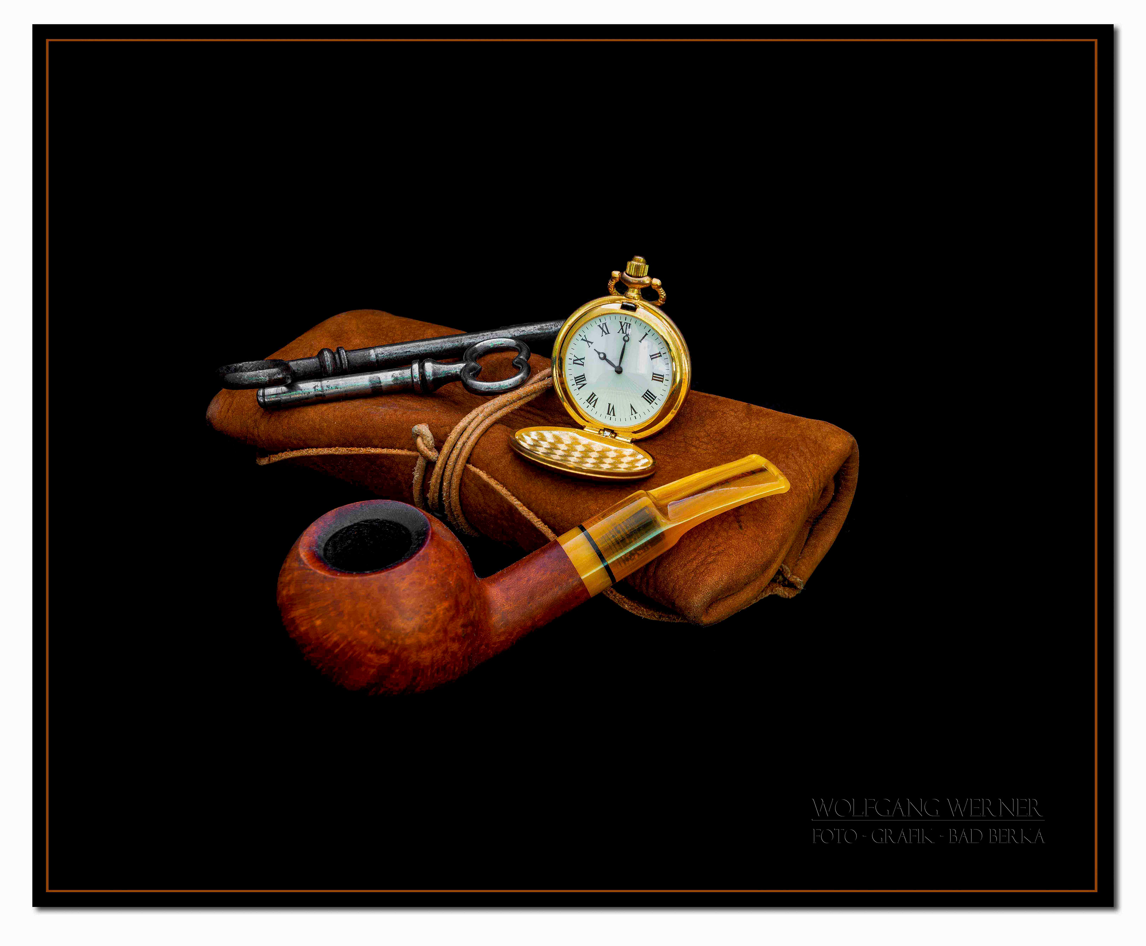 Stillleben mit Pfeife auf schwarzem Grund II