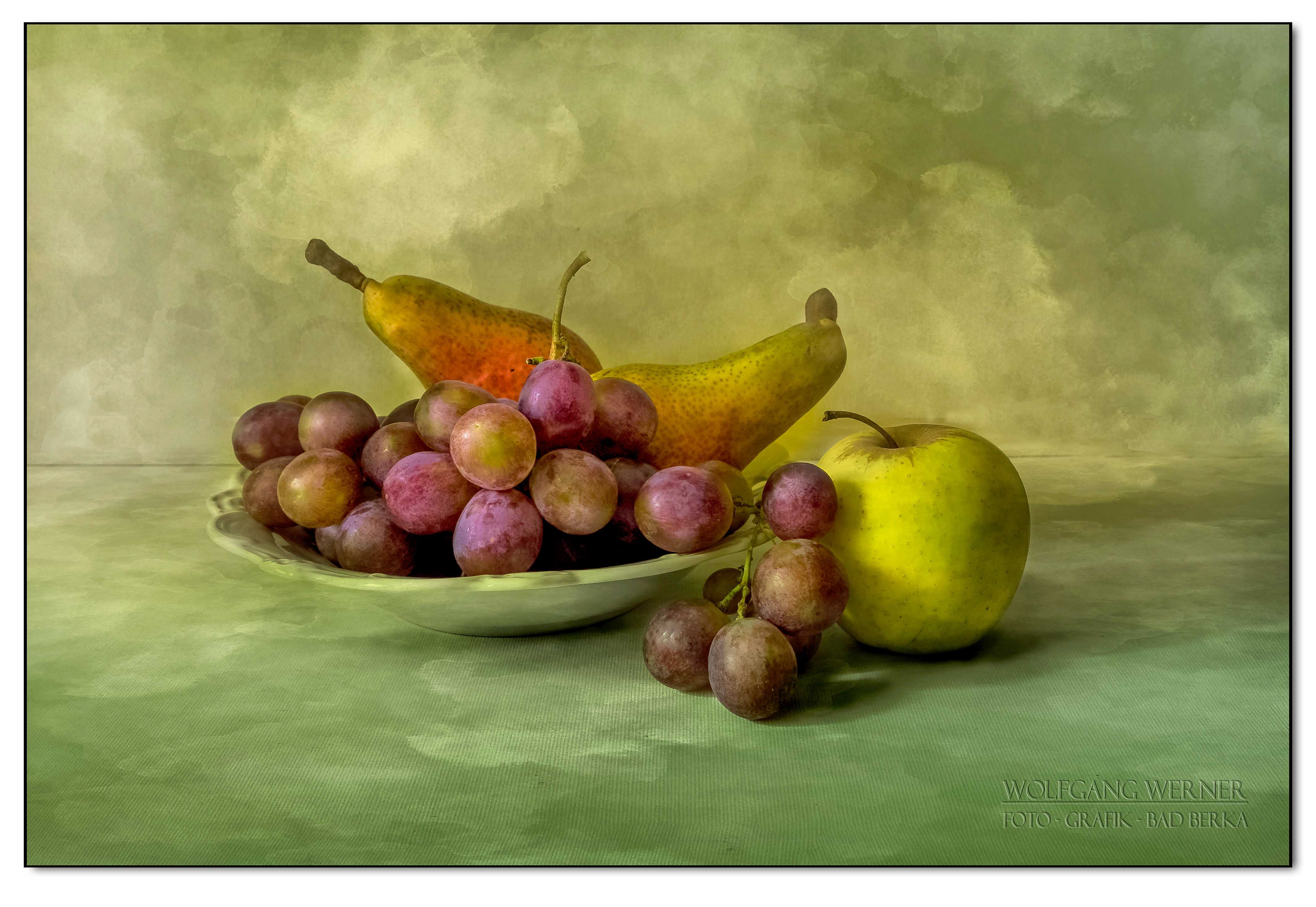 Obstschale auf farbigem Grund