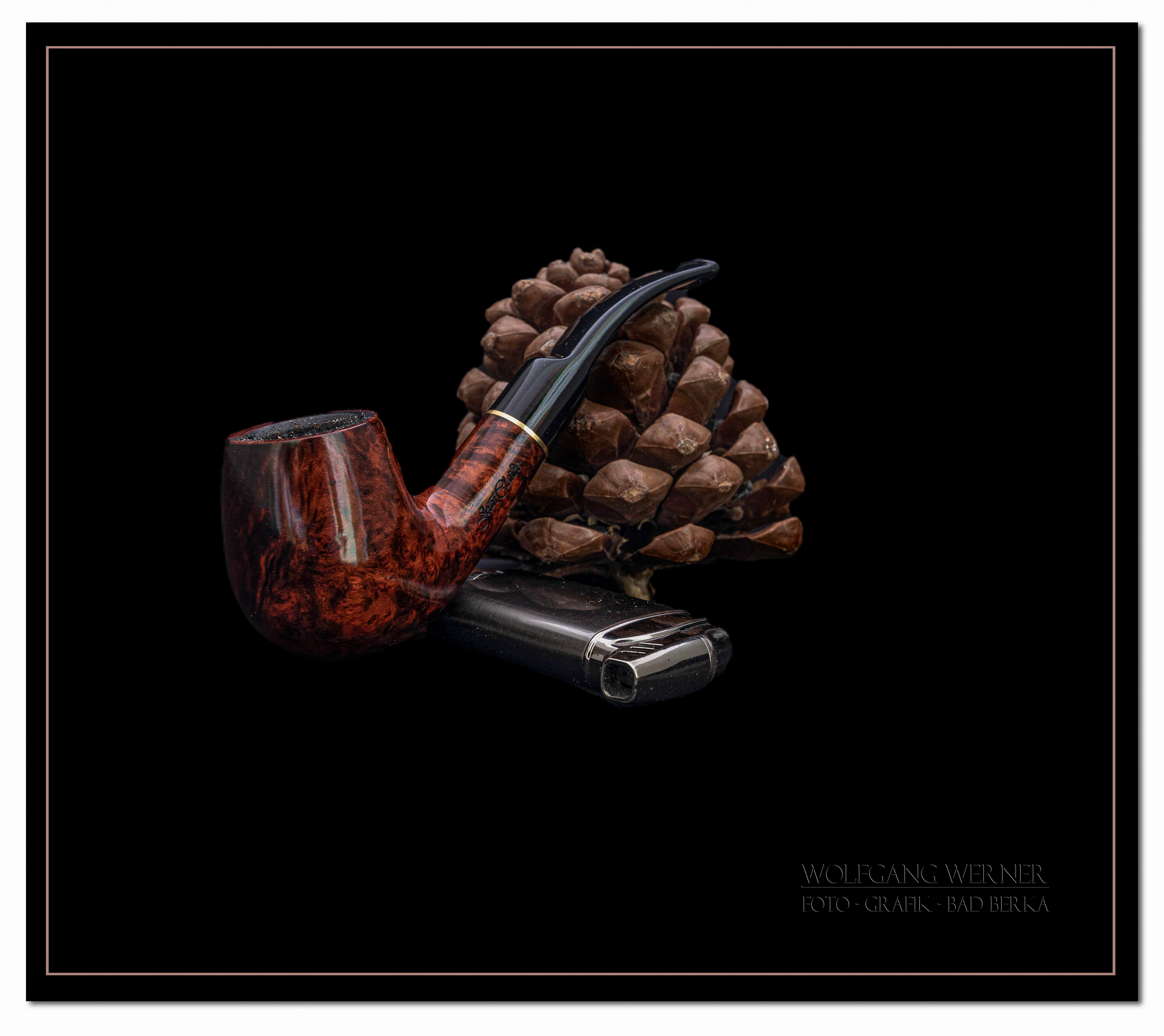 Stillleben mit Pfeife auf schwarzem Grund I