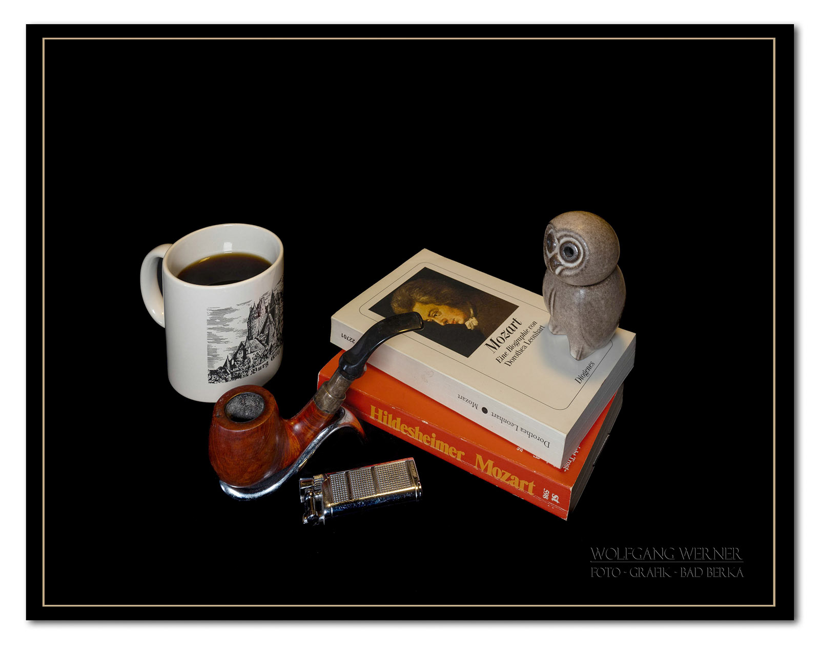 Stillleben mit Pfeife auf schwarzem Grund X