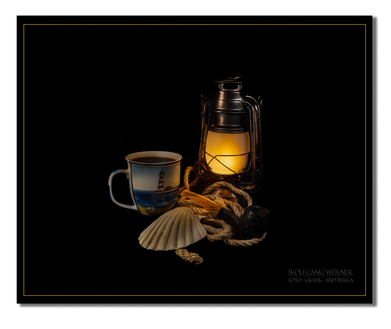 Stillleben mit Pfeife auf schwarzem Grund XI