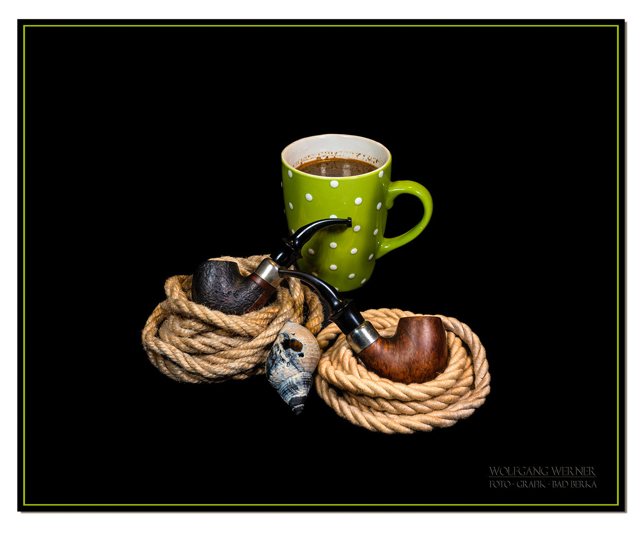 Stillleben mit Pfeifen auf schwarzem Grund