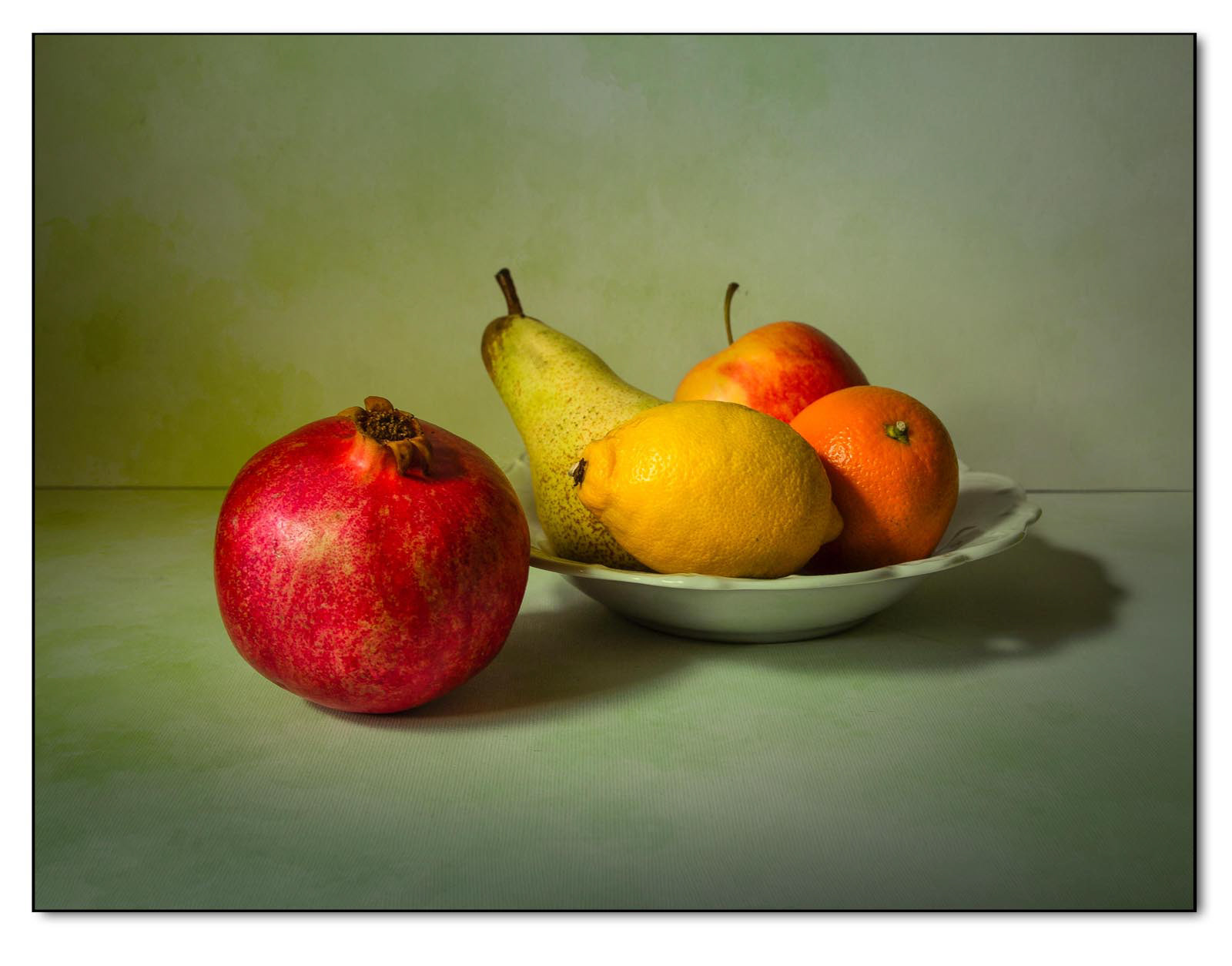 Schale mit Obst auf farbigem Grund 