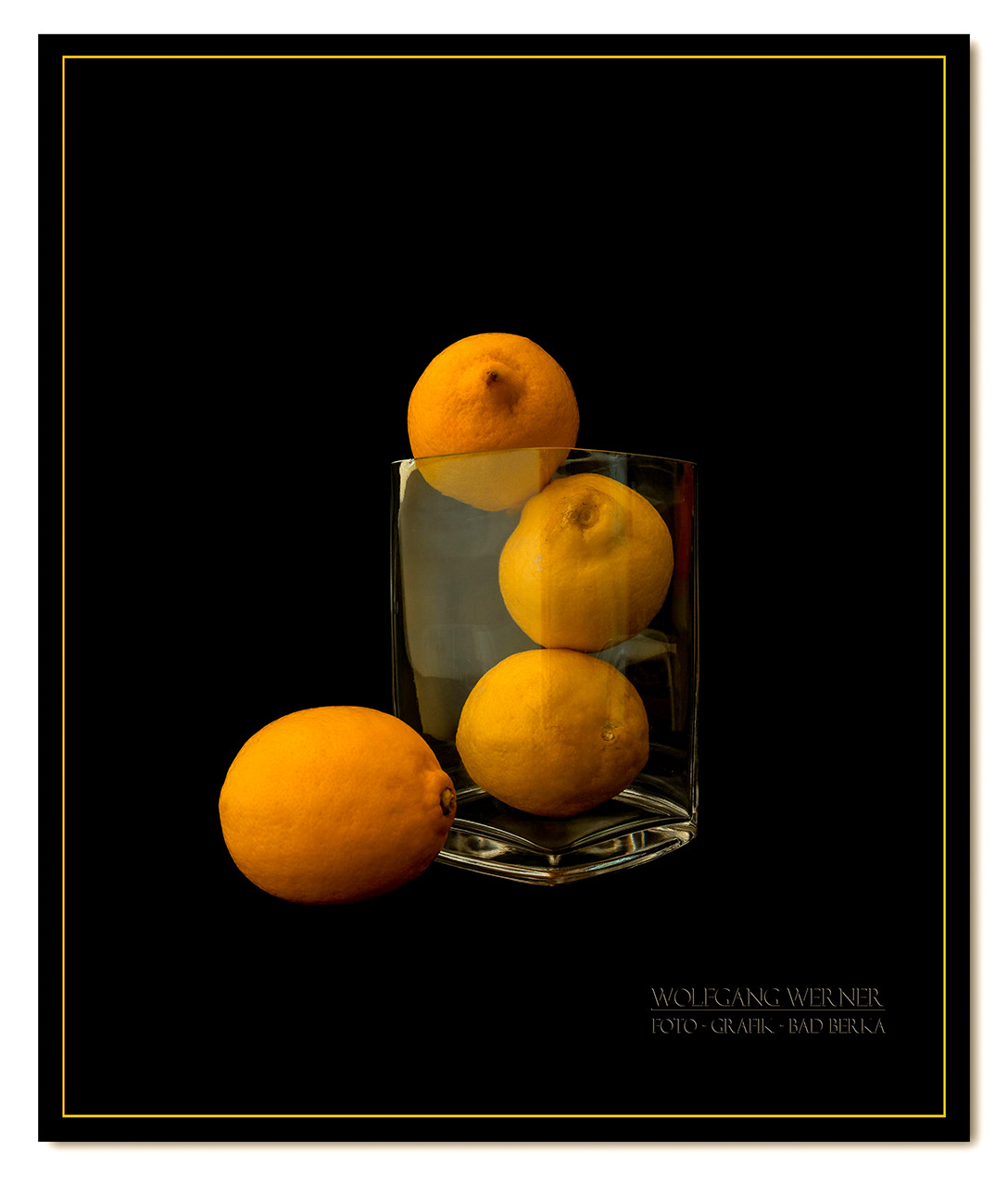 Zitronen im Glas auf schwarzem Grund