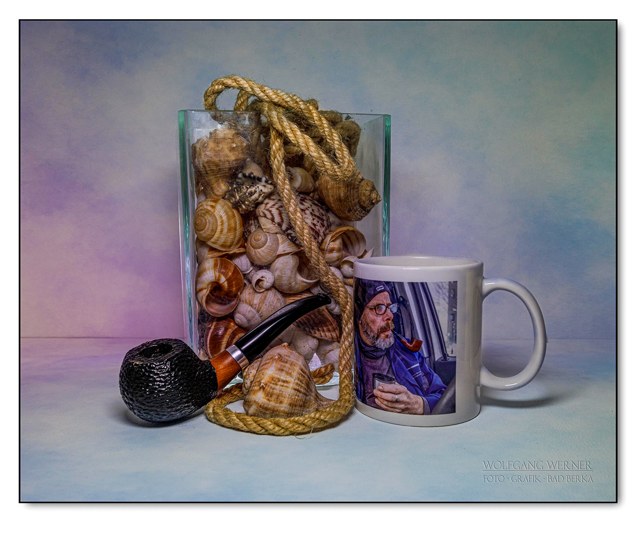 Stillleben mit Pfeife auf farbigem Grund