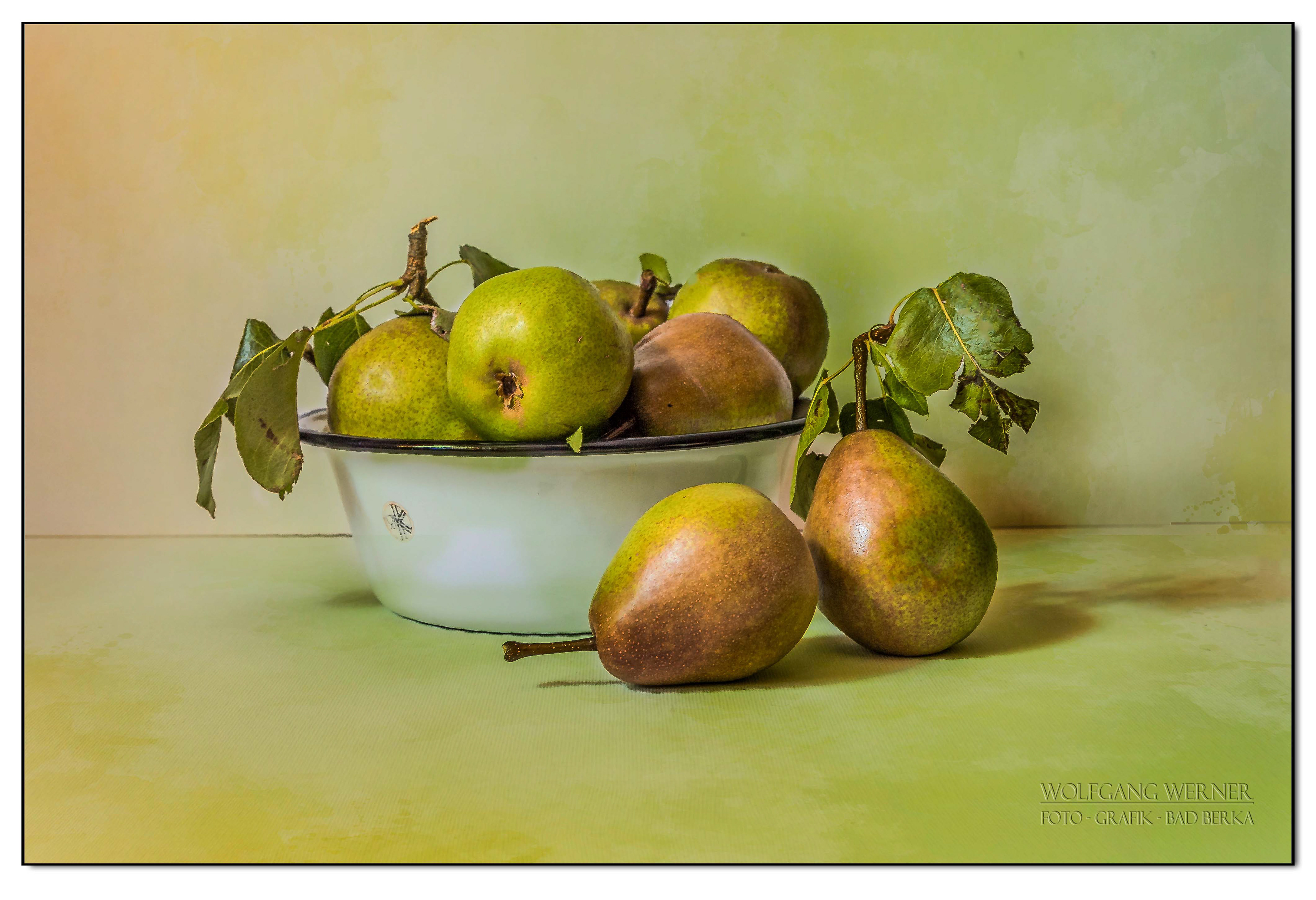 Schüssel mit Birnen auf farbigem Grund