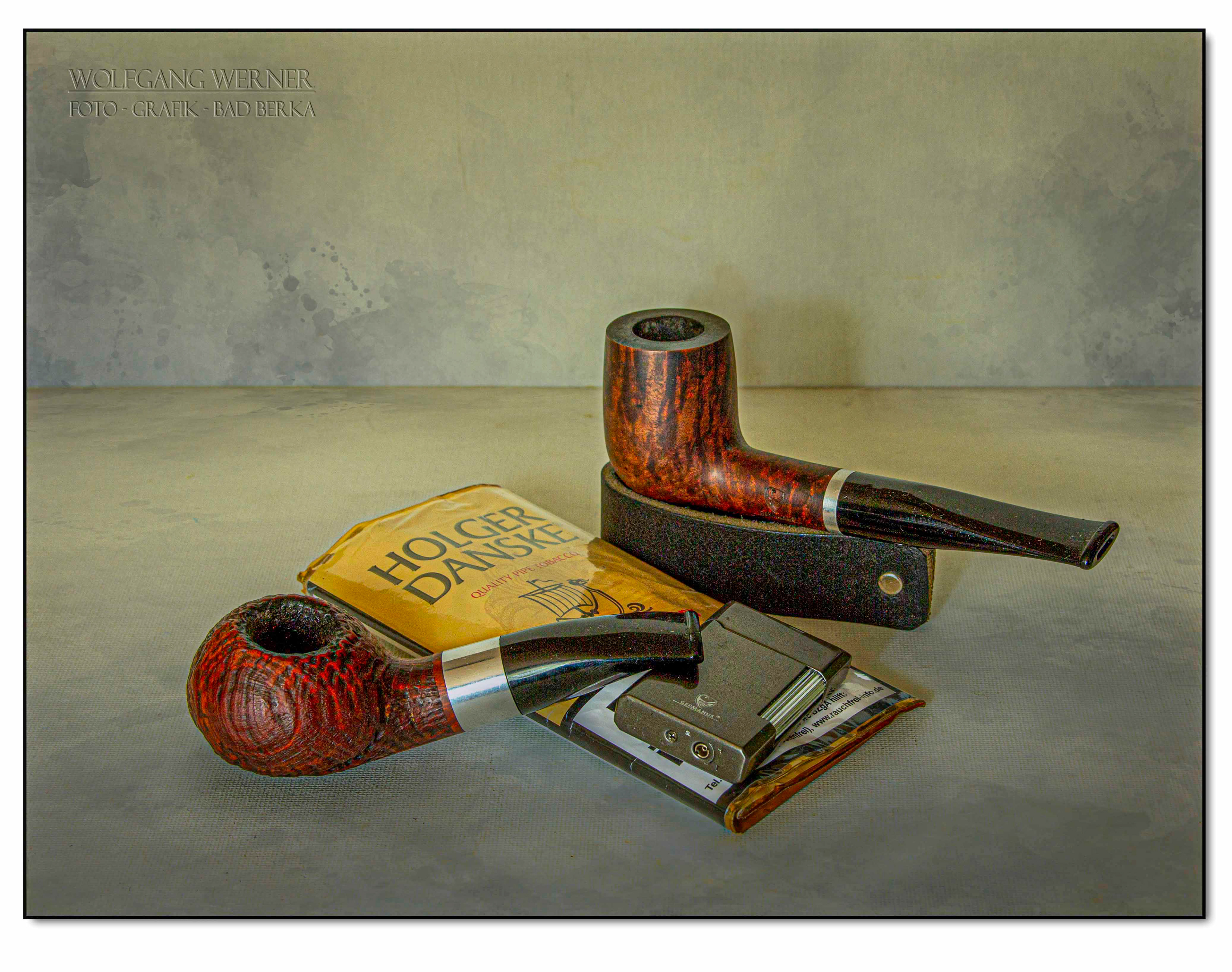 Stillleben mit Pfeifen auf farbigem Grund