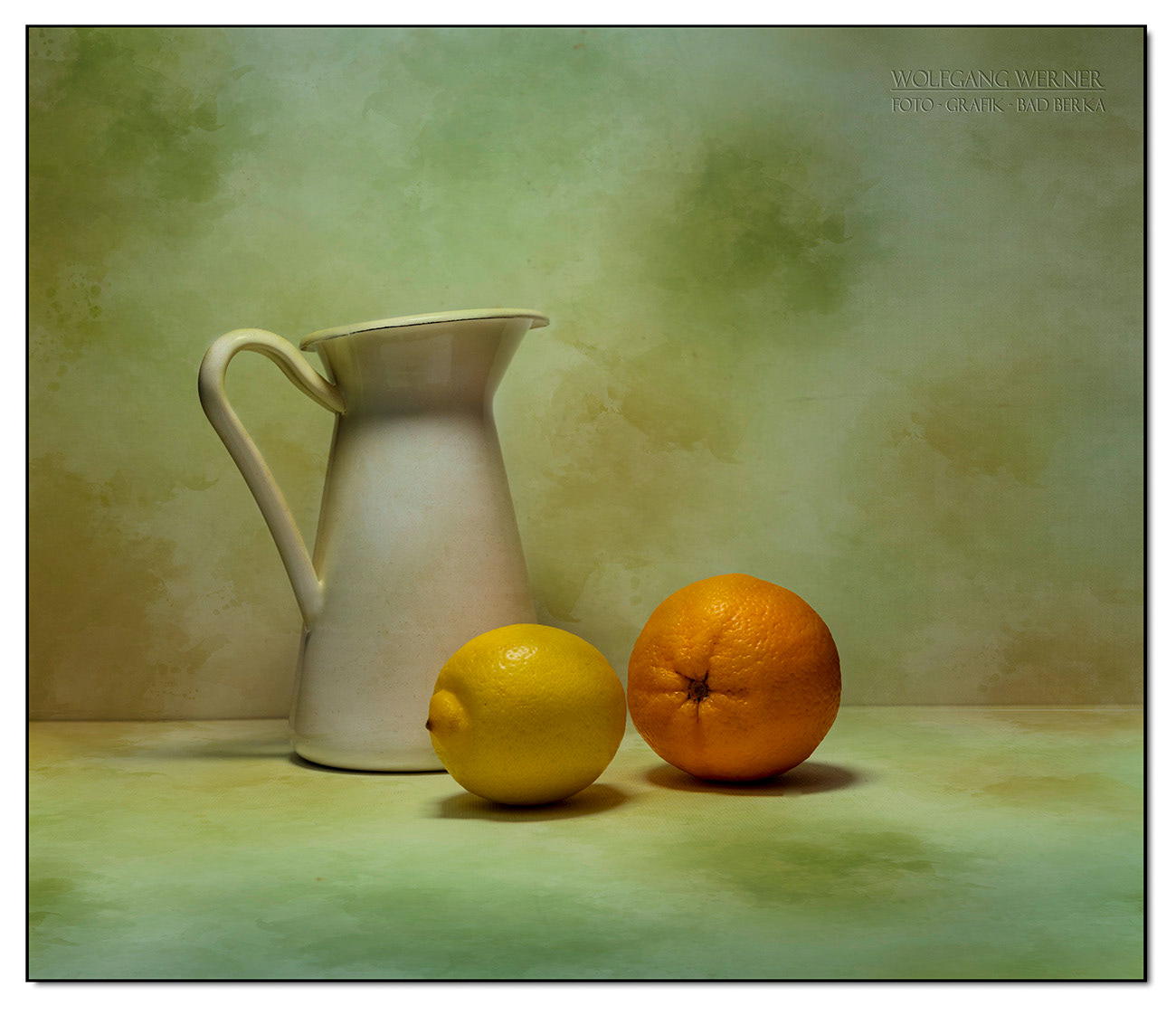 Krug mit Zitrone und Apfelsine auf farbigem Grund