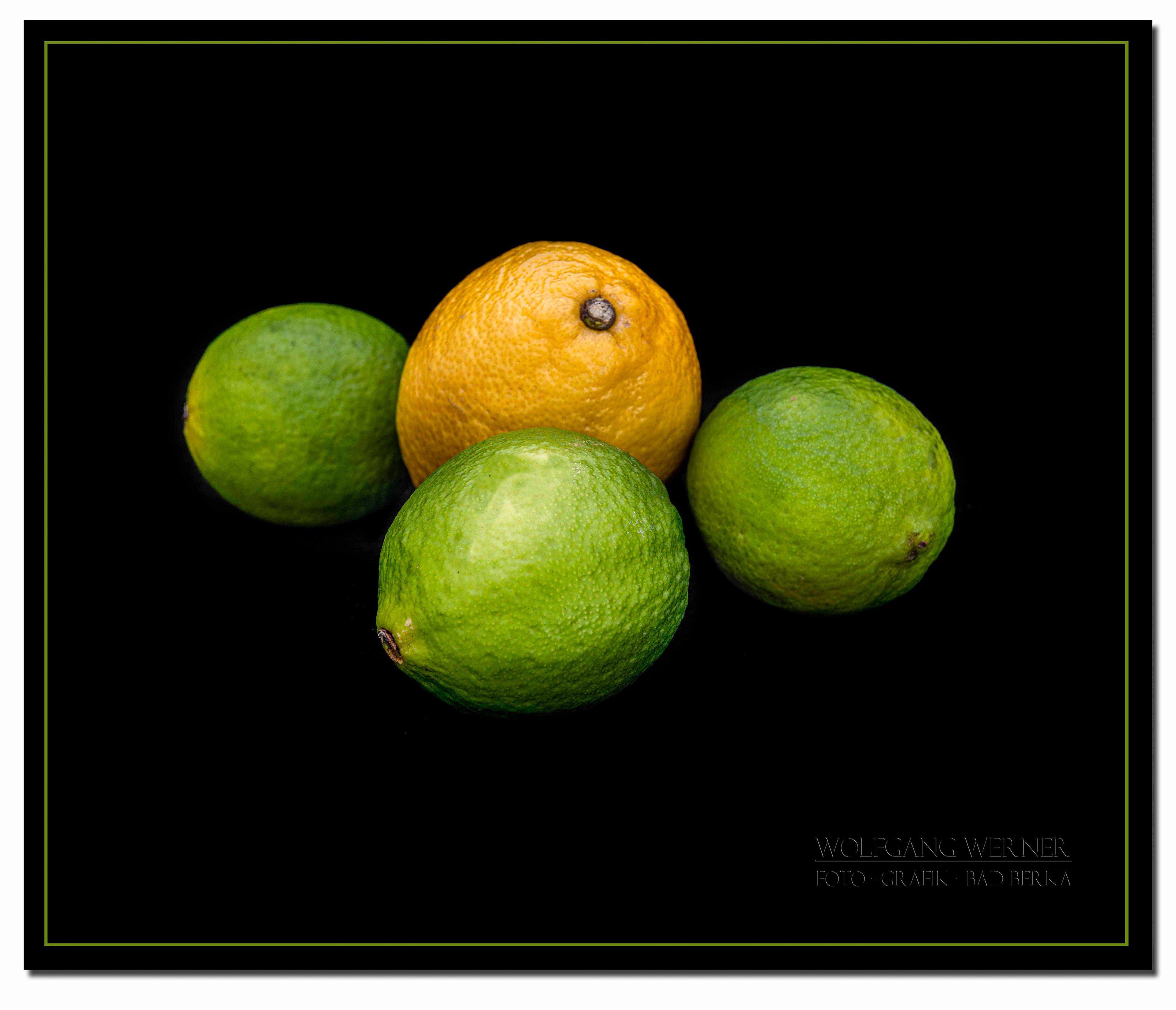 Zirone und Limetten auf schwarzem Grund