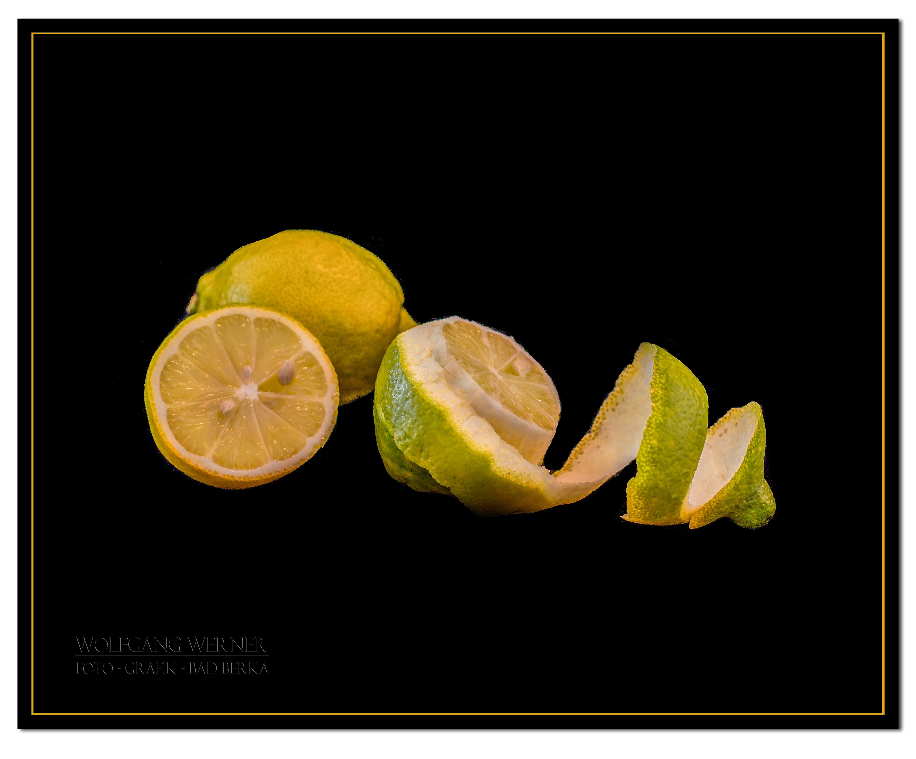 Zitronen auf schwarzem Grund