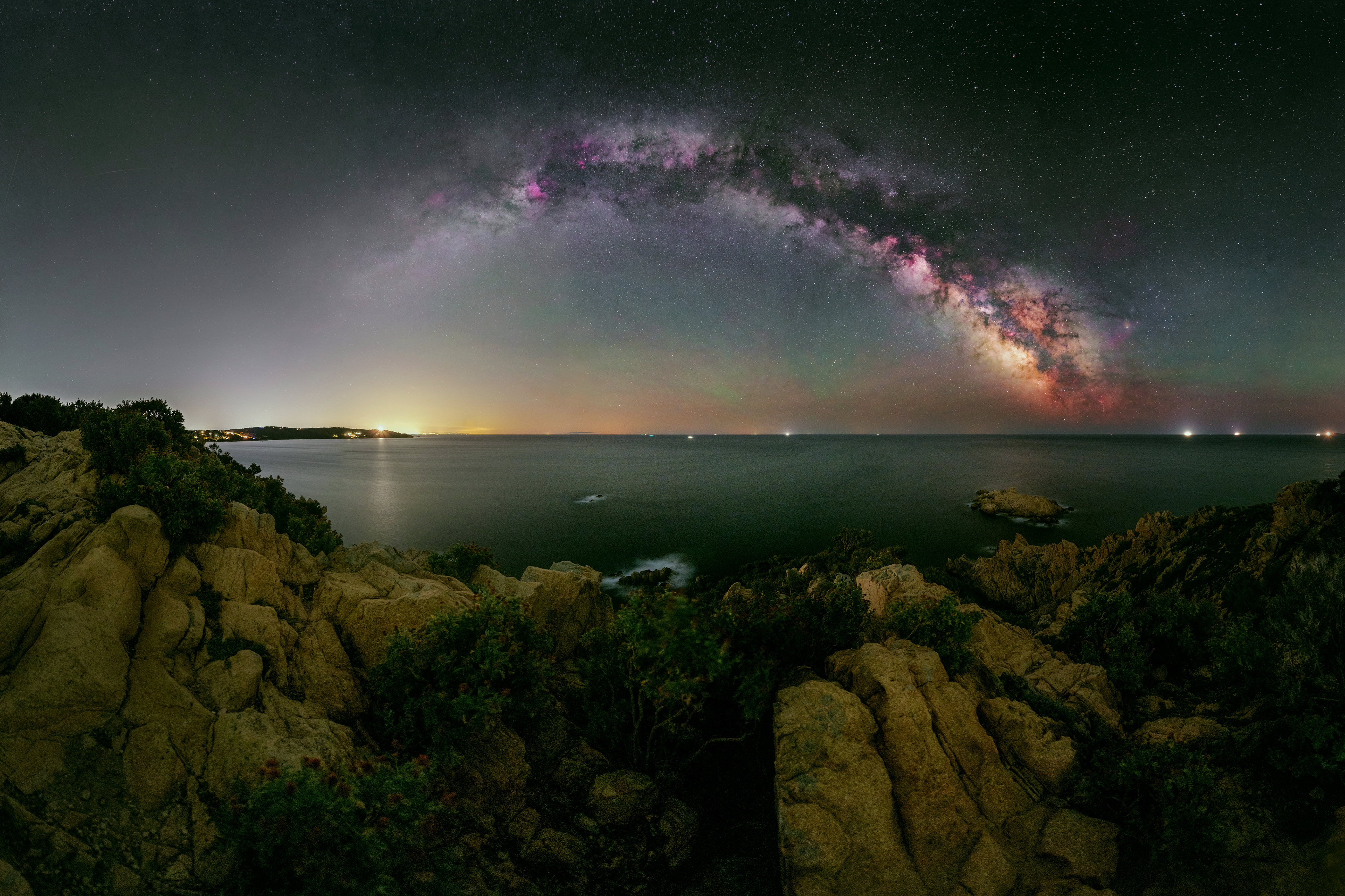 Between light and dark - Untracked single shot panorama