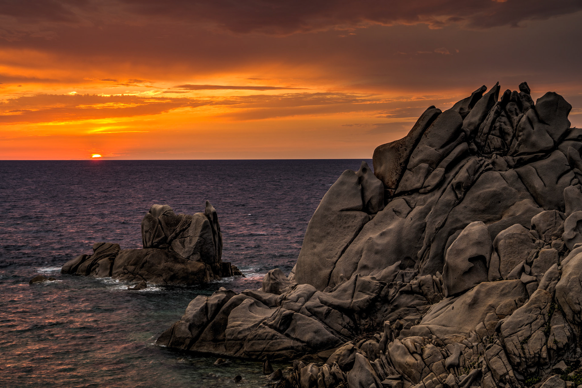 Eindrucksvolles Abendrot unmittelbar nach dem Sonnenuntergang auf Capo Testa, Sardinien, Italien.