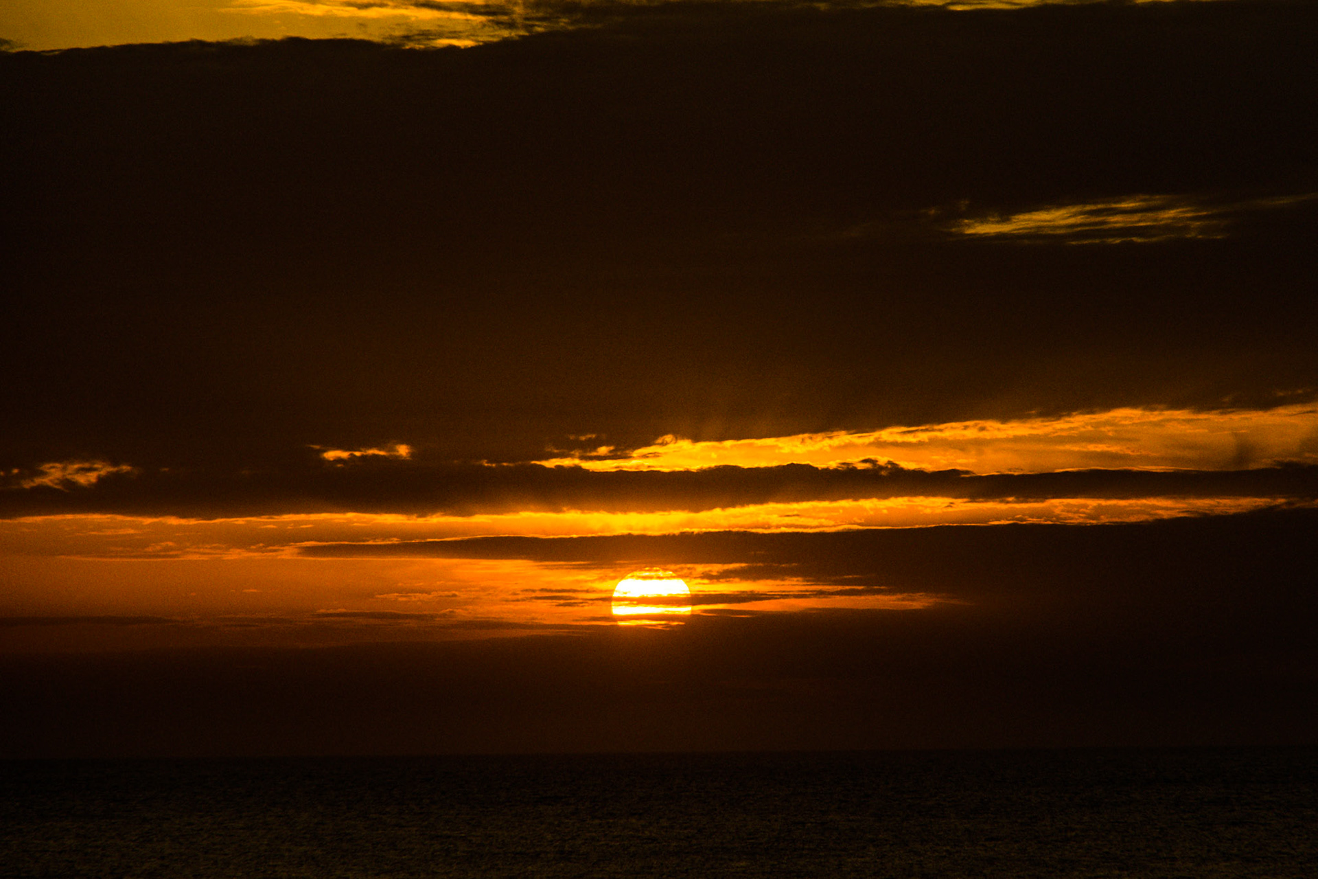 Kurz vor dem Sonnenuntergang blitzt noch die Sonne hervor.