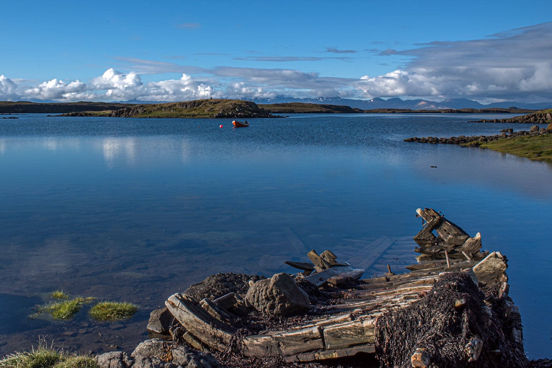 ©SVANA Remains of a large boat in Langeyjarnes, with a view to the islands of Breiðafjörður and Snæfellsnes peninsula in the distance.