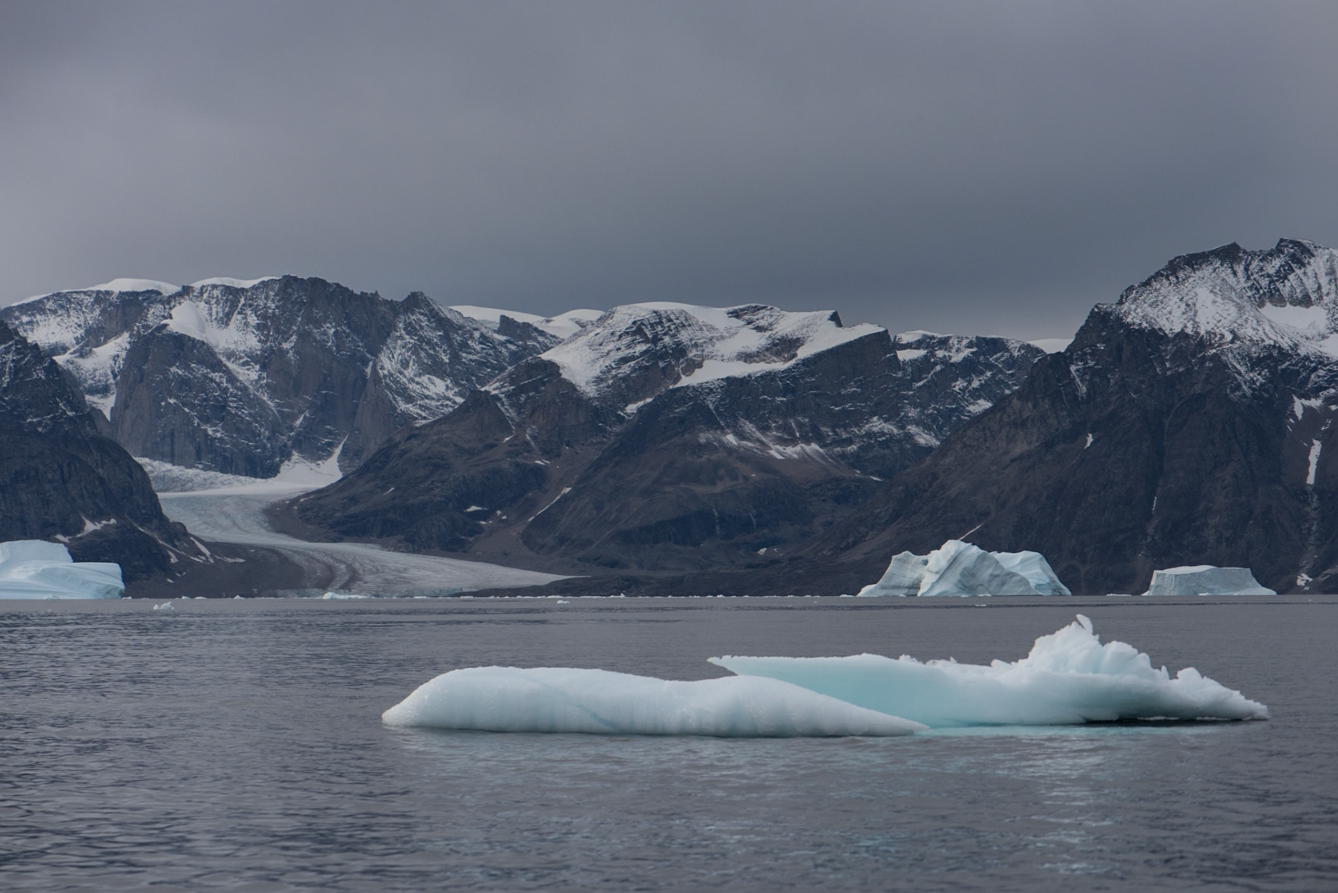 ©SVANA  The inner part of Scoresby Sound. Huge mountains, islands and movingglaciers that calve icebergs when they reach out to the sea.