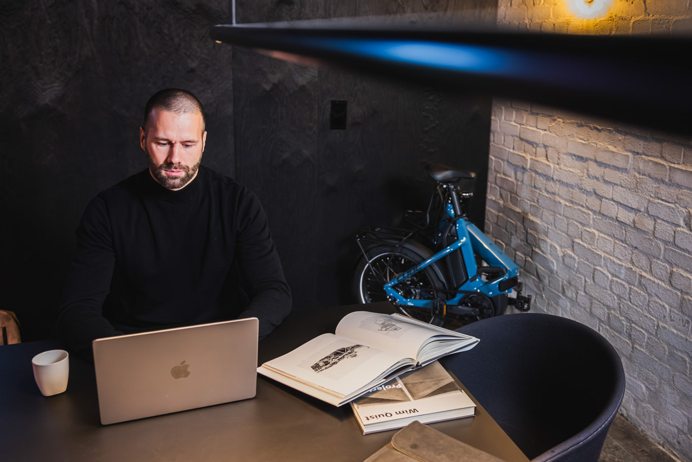 Mann in einem Büro mit seinem Cube Fold Hybrid
