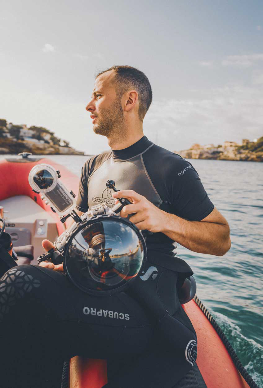 Dennis Schmelz with underwater camera