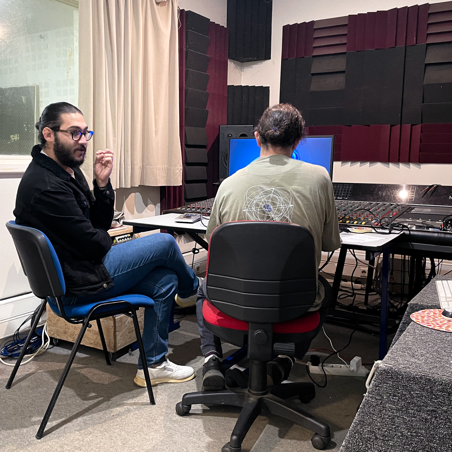 Un instant capturé durant nos sessions de montage et de conception sonore avec mon co-réalisateur, dans les studios de l'Université de Bretagne Occidentale