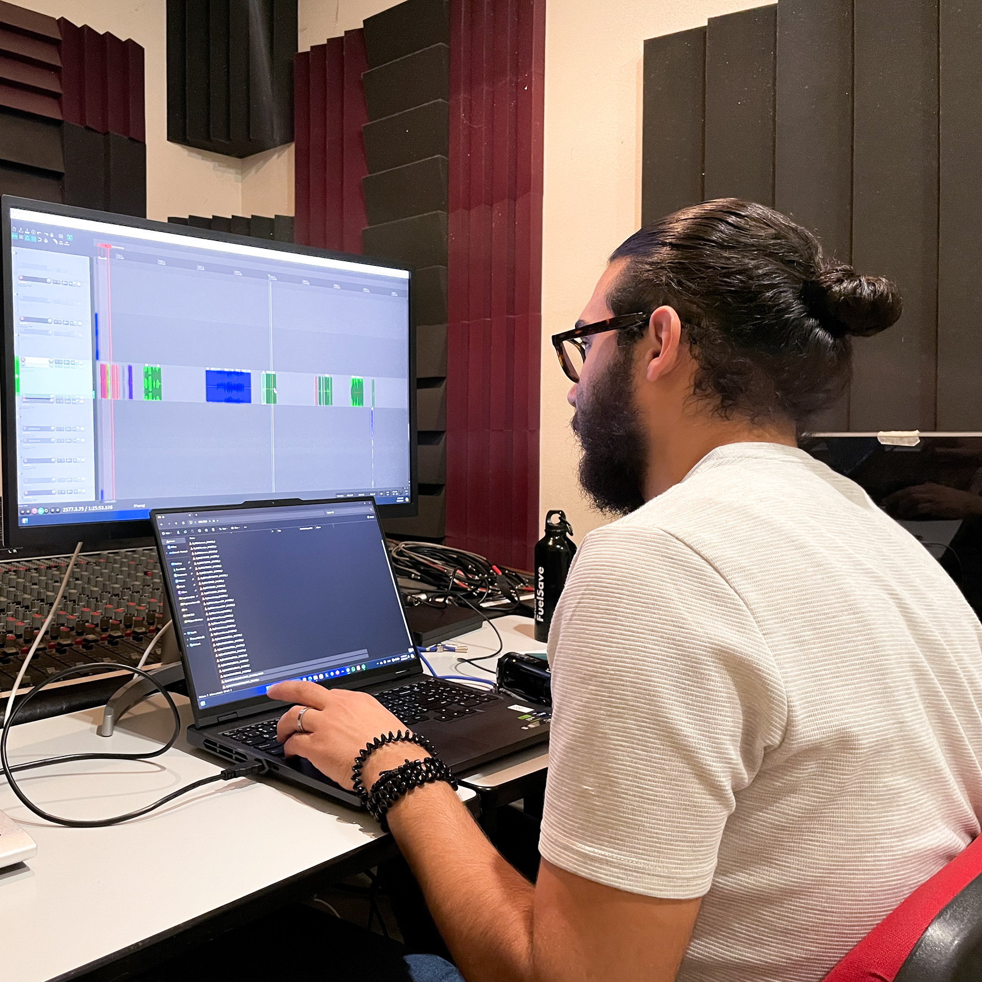 Un moment figé pendant les sessions de montage, marquant la finalisation de mon projet, dans les studios de l'Université de Bretagne Occidentale.