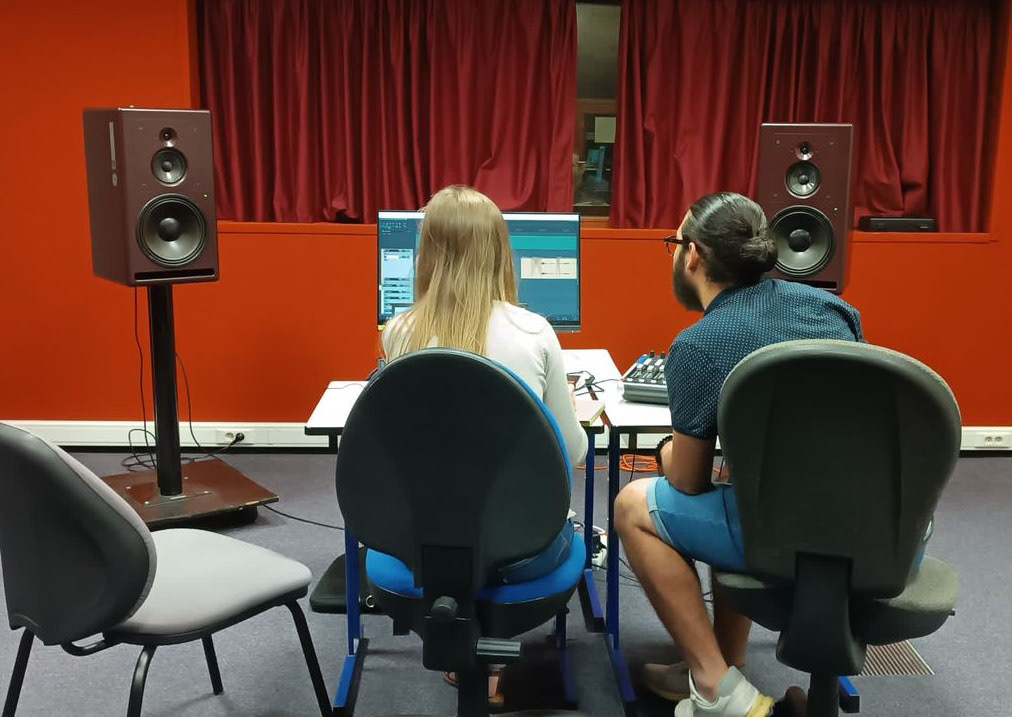 Une photo de la salle de mixage à l'Université de Bretagne Occidentale, où j'ai eu l'opportunité de travailler avec la professionnelle Léa Chevrier, exprimant ma direction artistique et mon point de vue en tant que réalisateur du documentaire.
