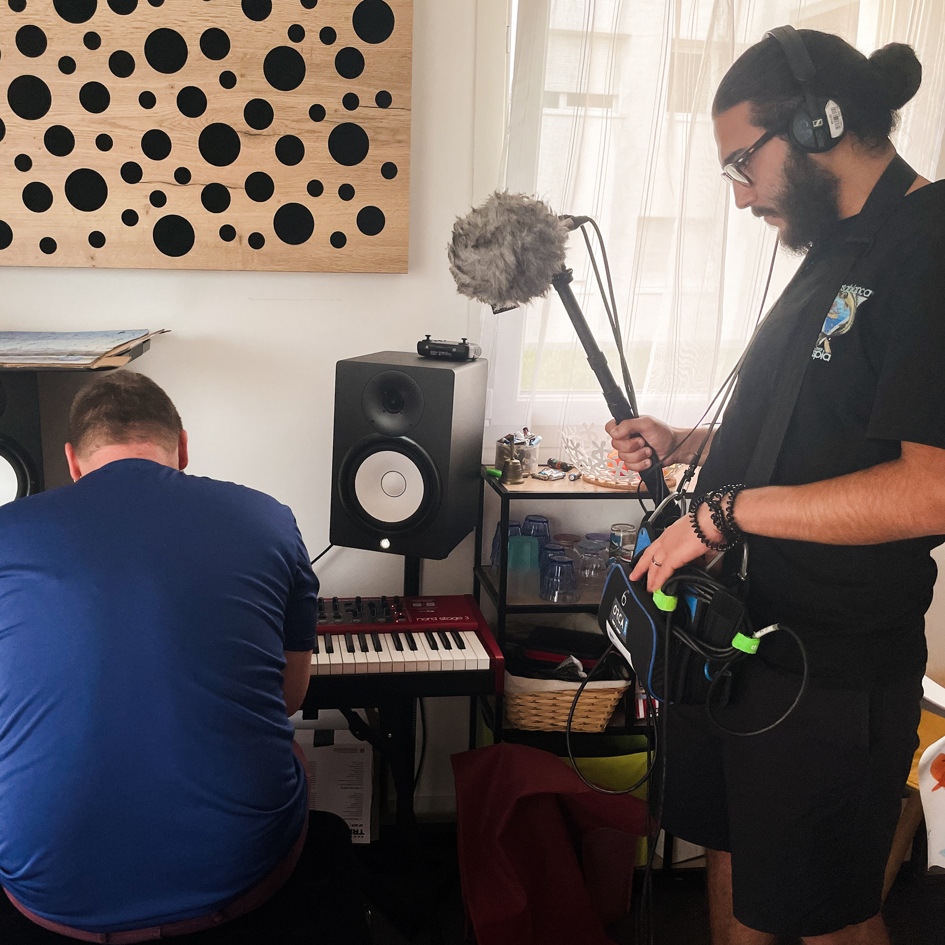 Une scène d'enregistrement de mon documentaire où l'on peut voir mon deuxième personnage jouer du piano tout en s'exprimant. Grâce à la technique ORTF, nous avons pu créer une direction stéréo, plaçant le piano à droite et mon personnage à gauche, ce qui enrichit l'expérience sonore.