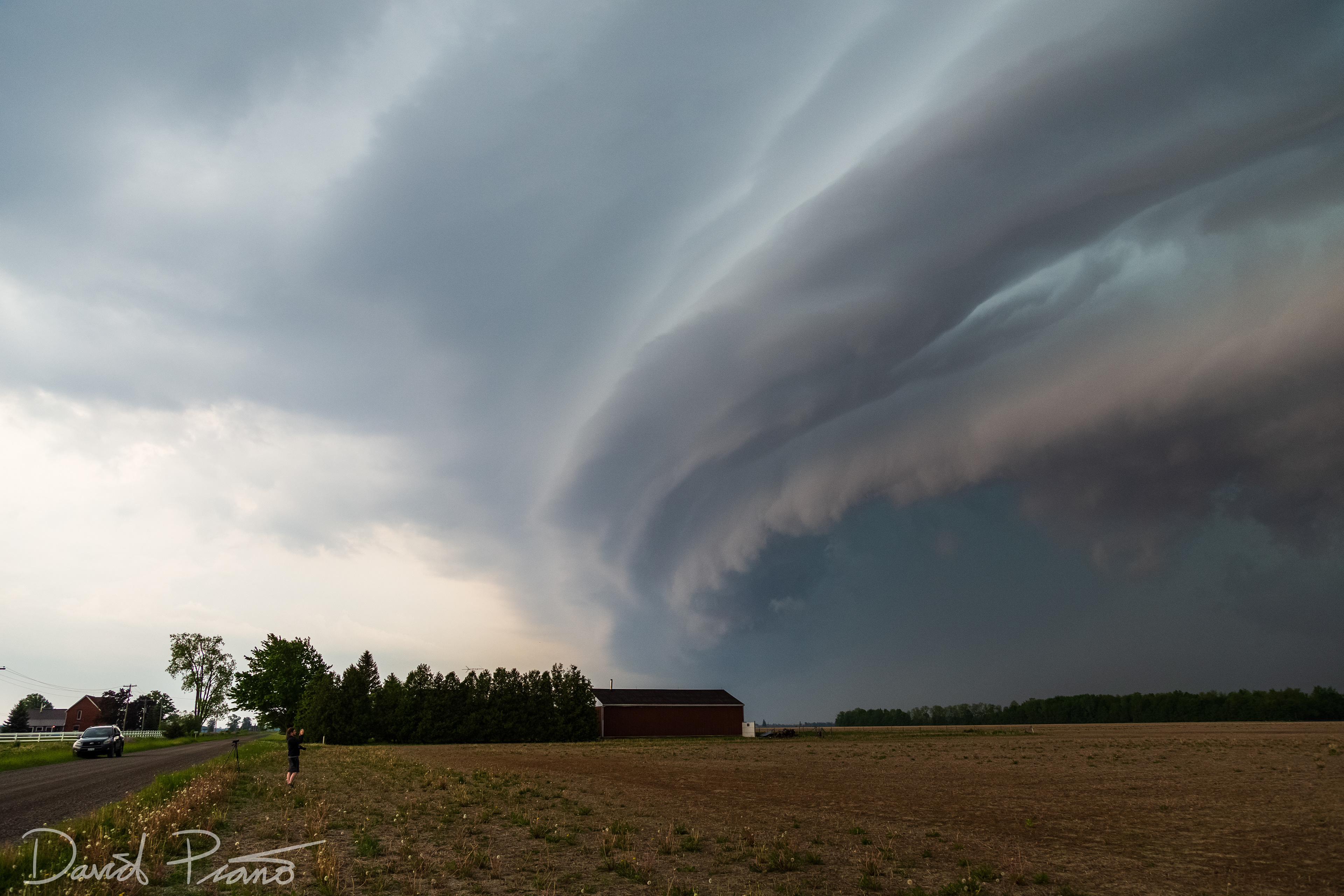 A sculpted shelf cloud moves into Dresden, ON - 06/01/2019