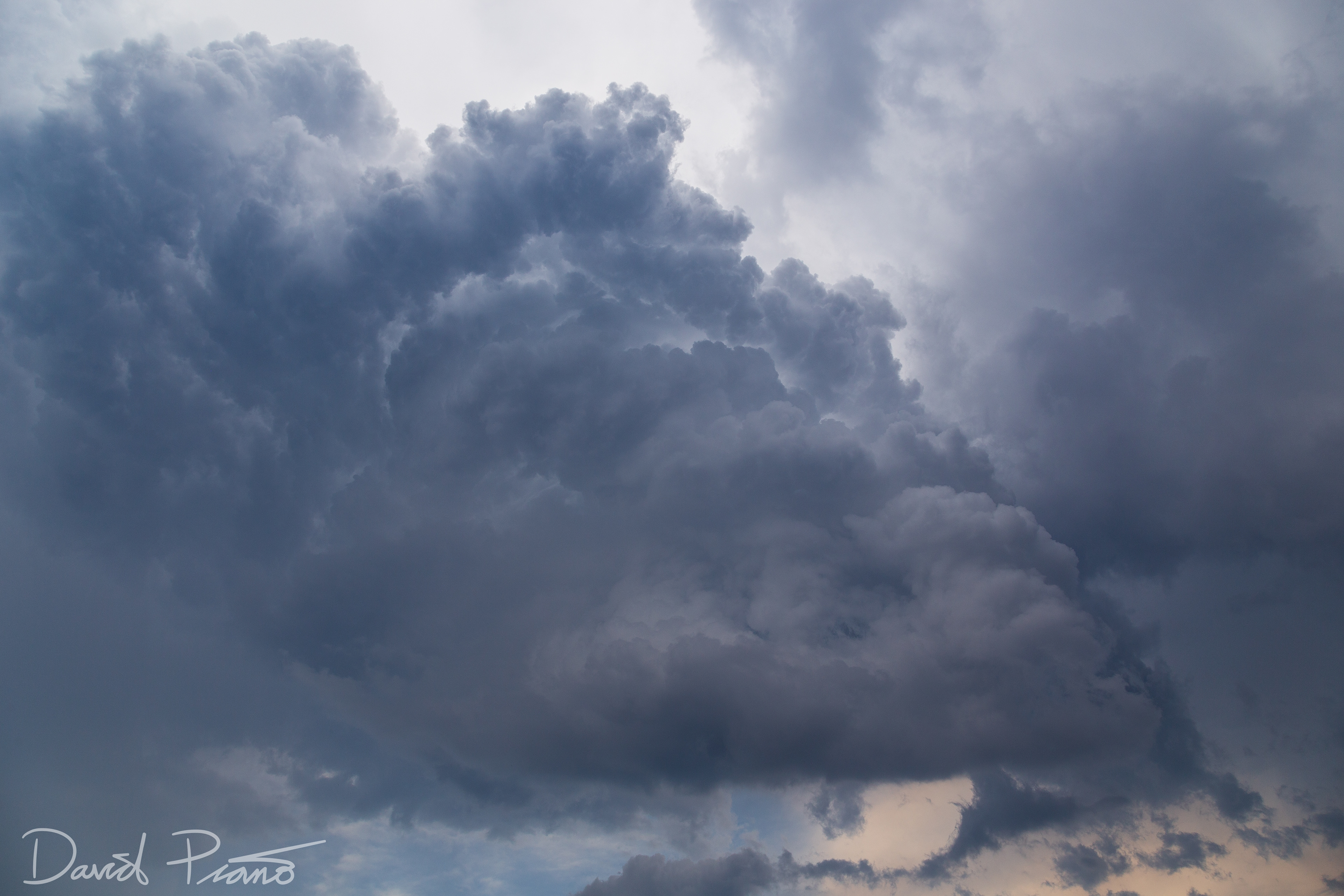 A crisp cumulonimbus updraft near Thamesville, ON - 06/28/2019