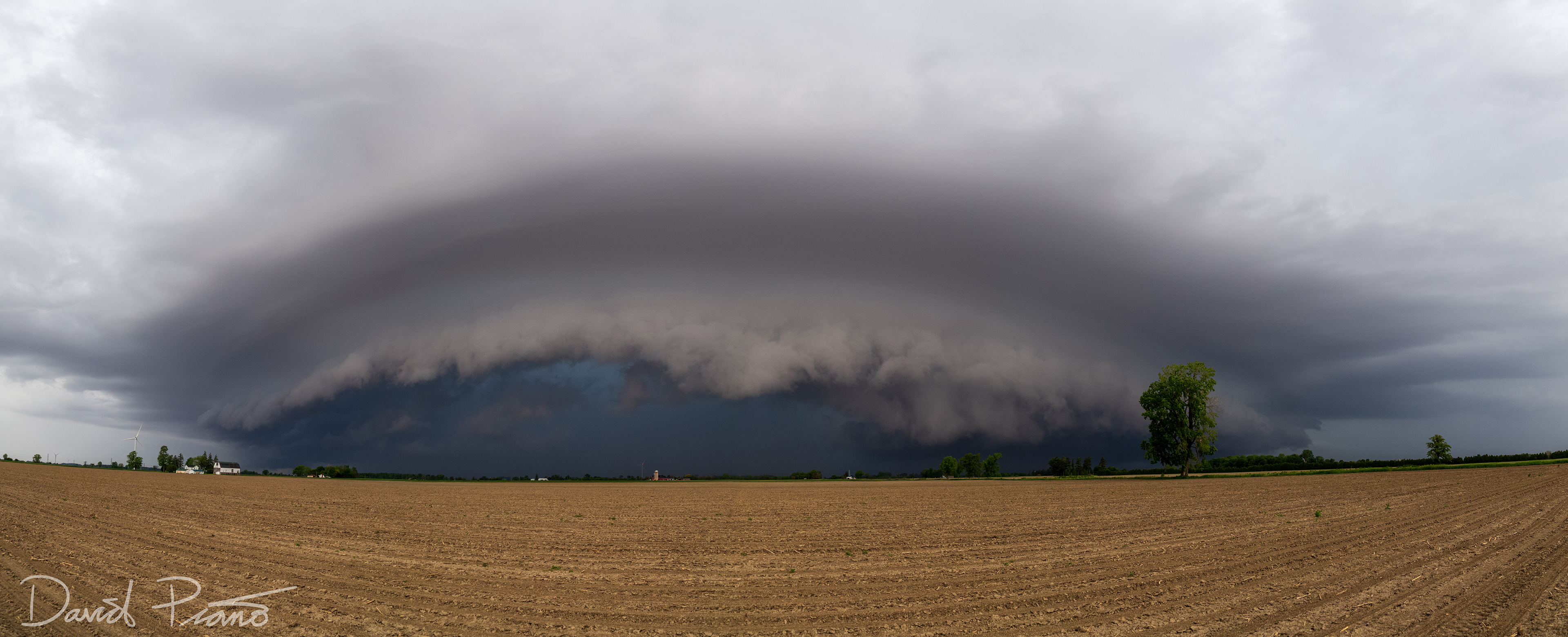 A well-developed shelf cloud approaches Chatham, ON - 06/05/2019