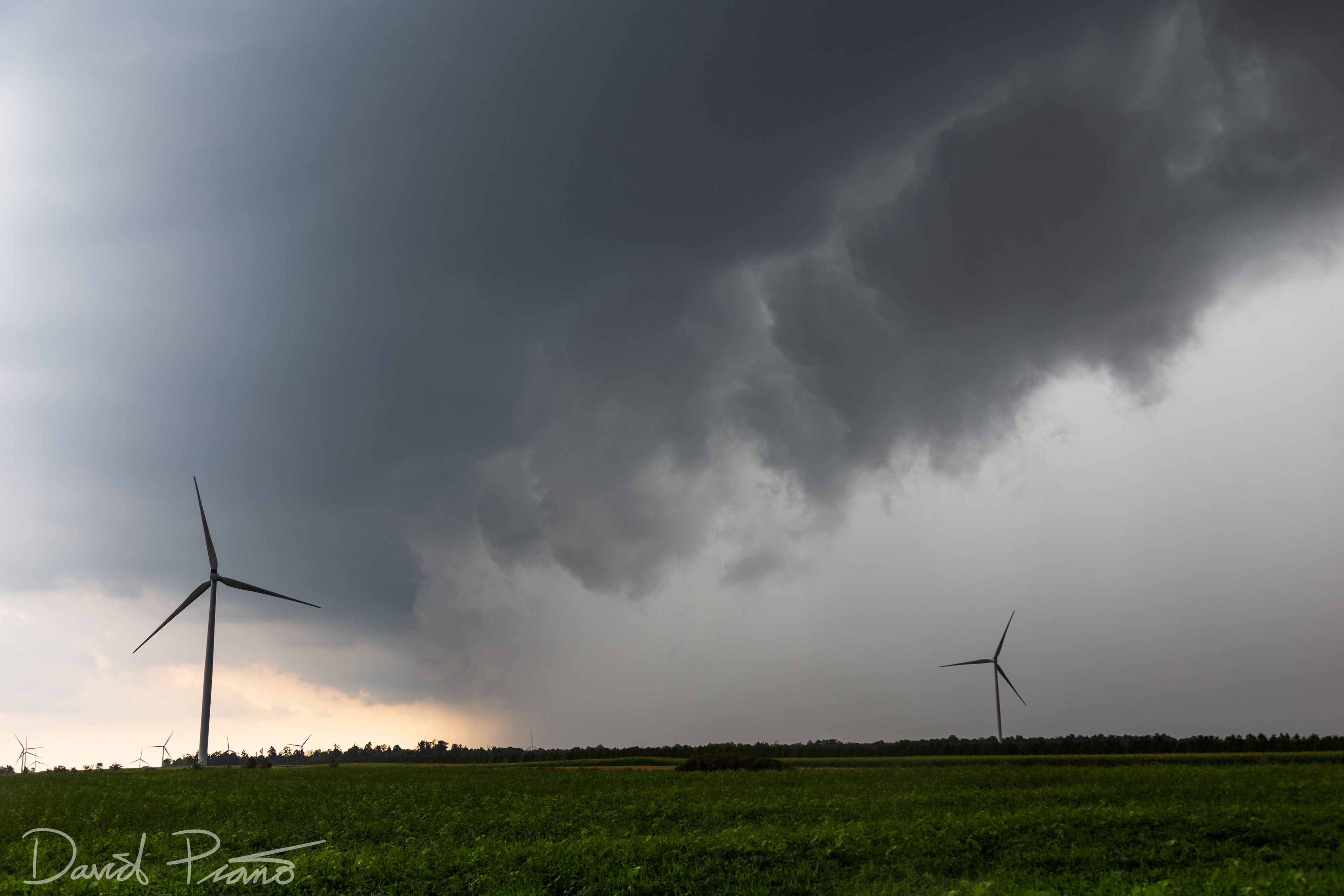 Severe bow-echo thunderstorm moves into Adelaide, ON - 08/21/2019