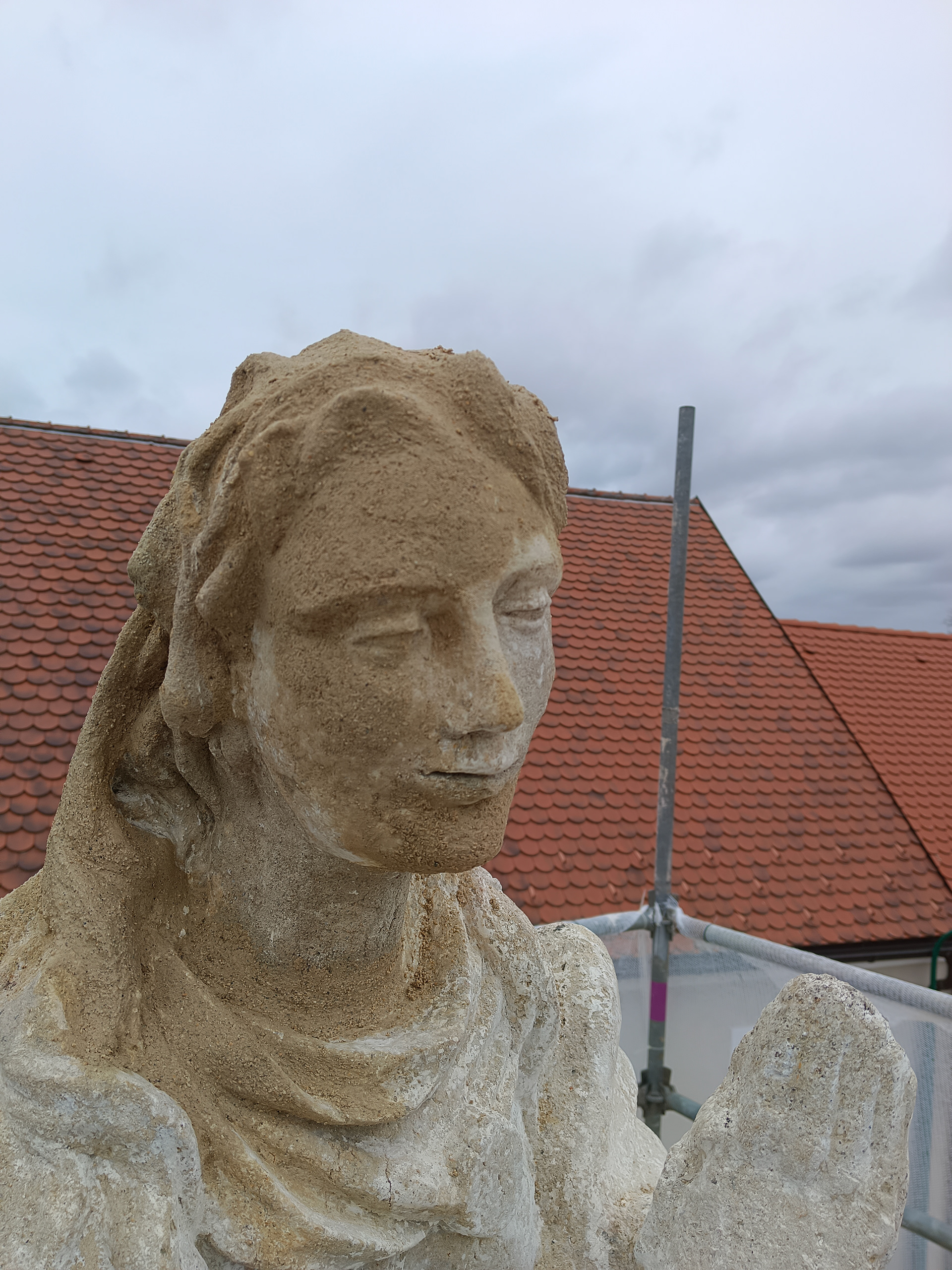 2024 Mariensäule Schrattenthal Maria während der Restaurierung