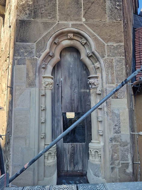 Burg Kreuzenstein, Fensterbogen plus umliegendes Mauerwerk nach der Restauration